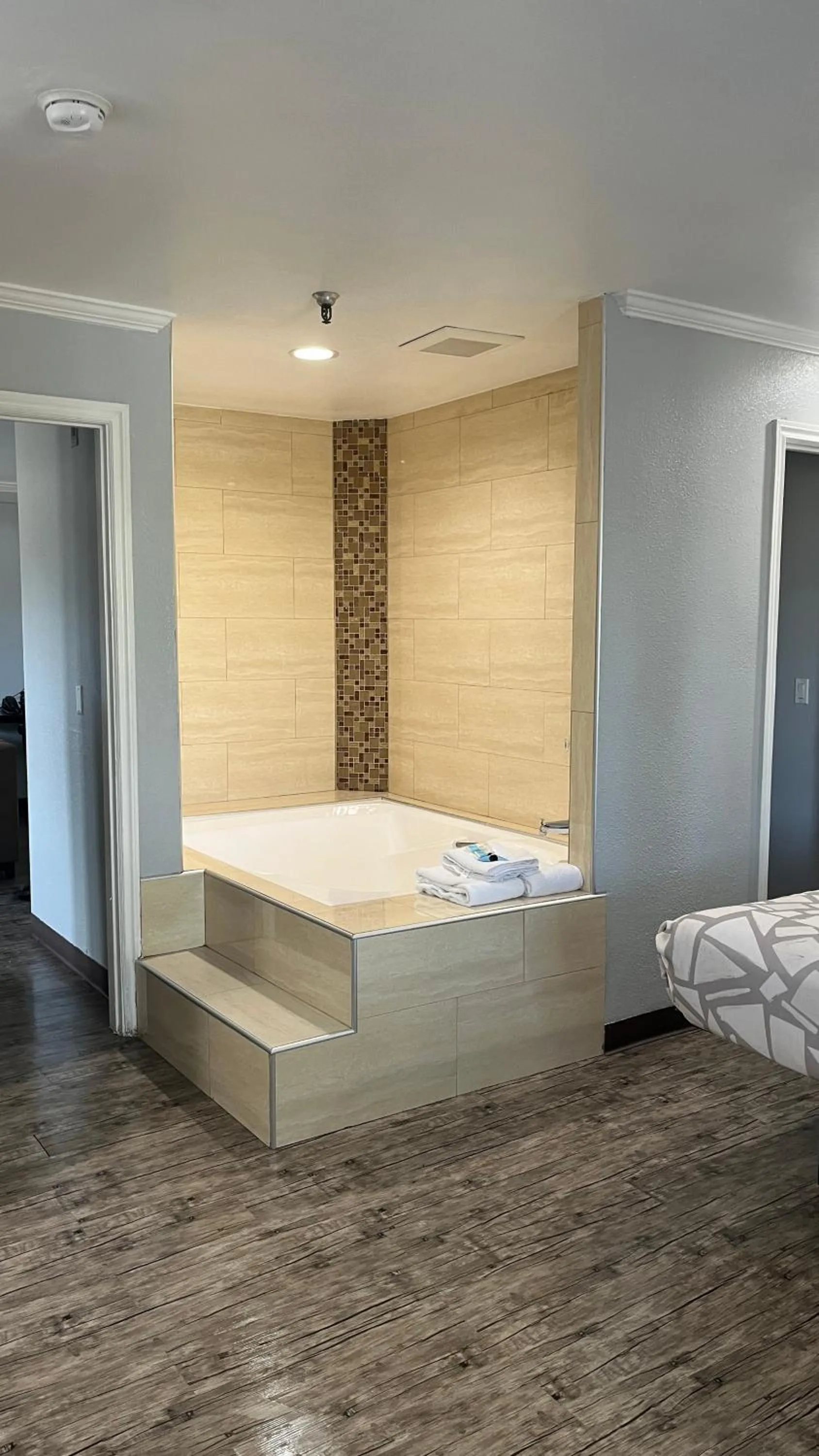 Bed in Laguna Inn and Suites