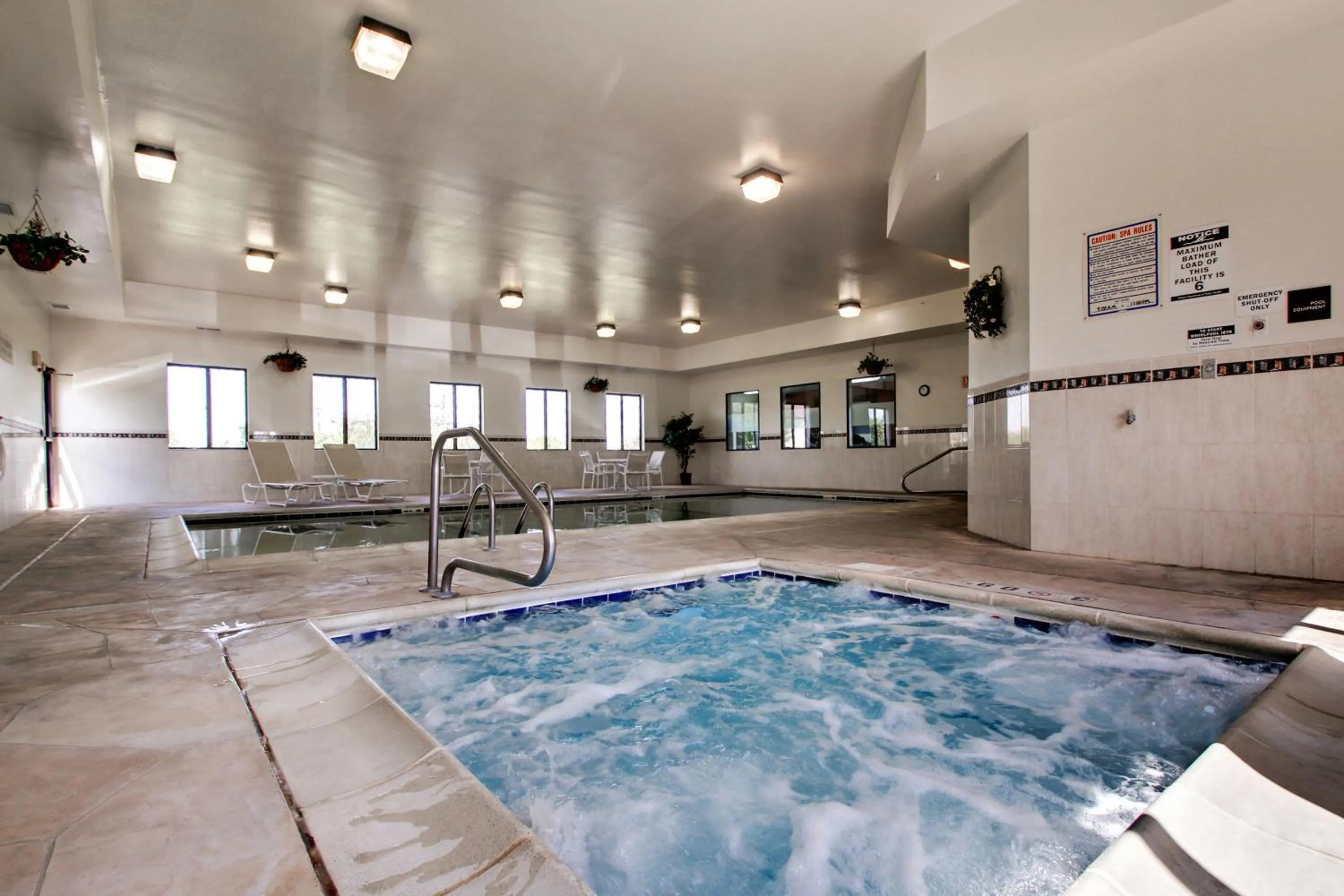 Pool view in Hampton Inn Ottawa - Starved Rock Area