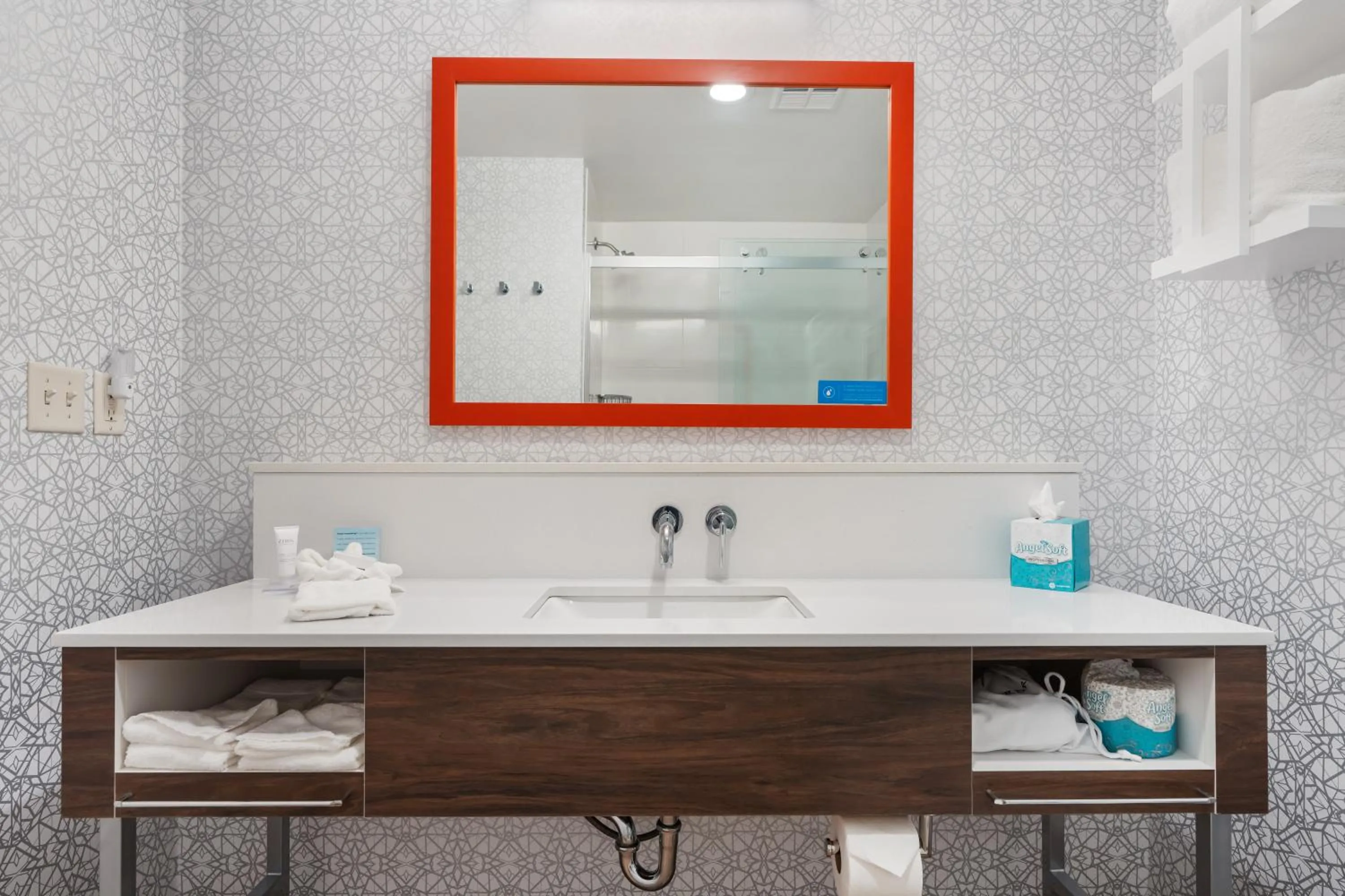 Bathroom in Hampton Inn Ottawa - Starved Rock Area