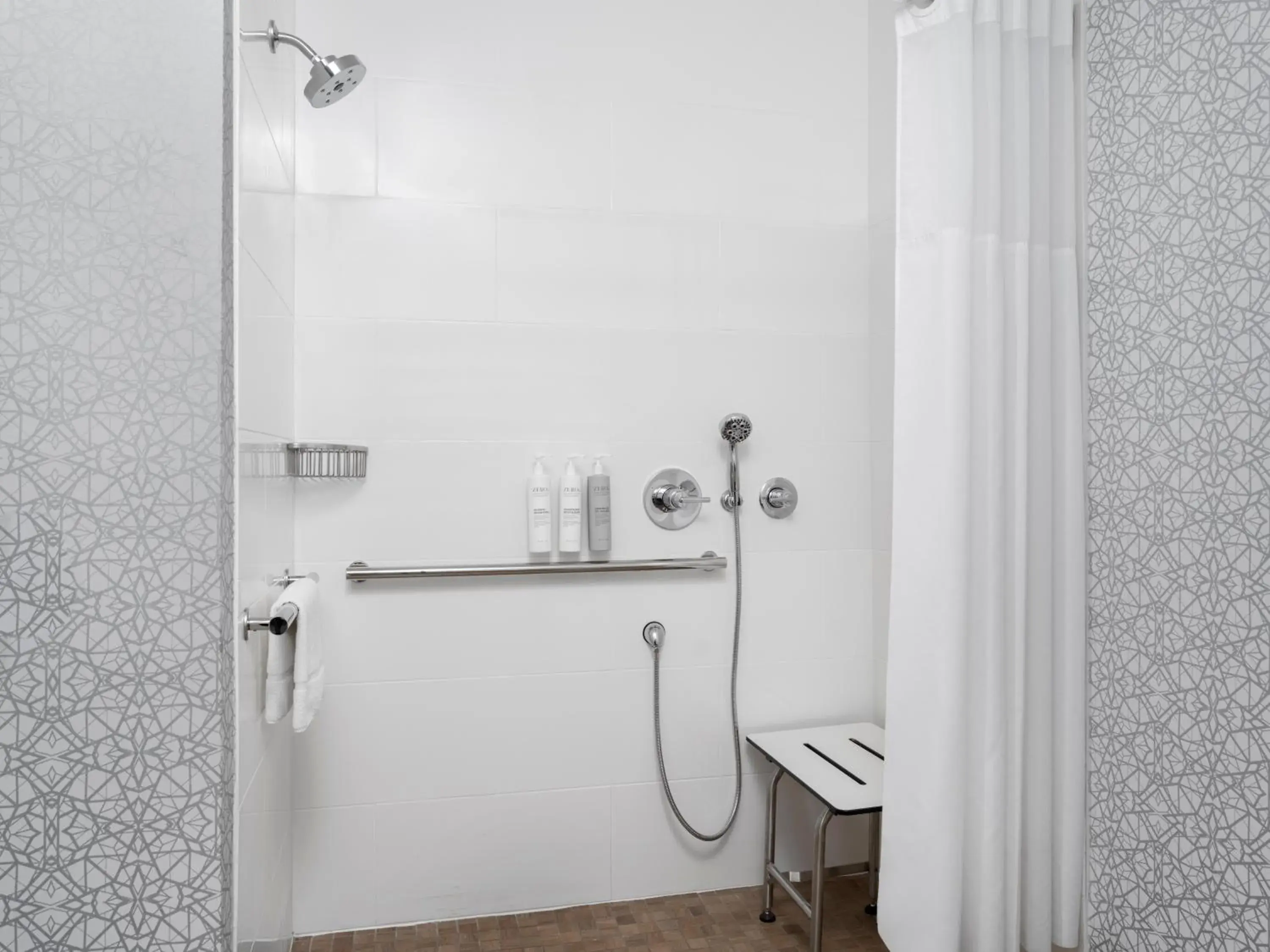 King Room with Tub - Mobility Access/Non-Smoking in Hampton Inn Ottawa - Starved Rock Area King Room with Tub - Mobility Access/Non-Smoking in Hampton Inn Ottawa - Starved Rock Area