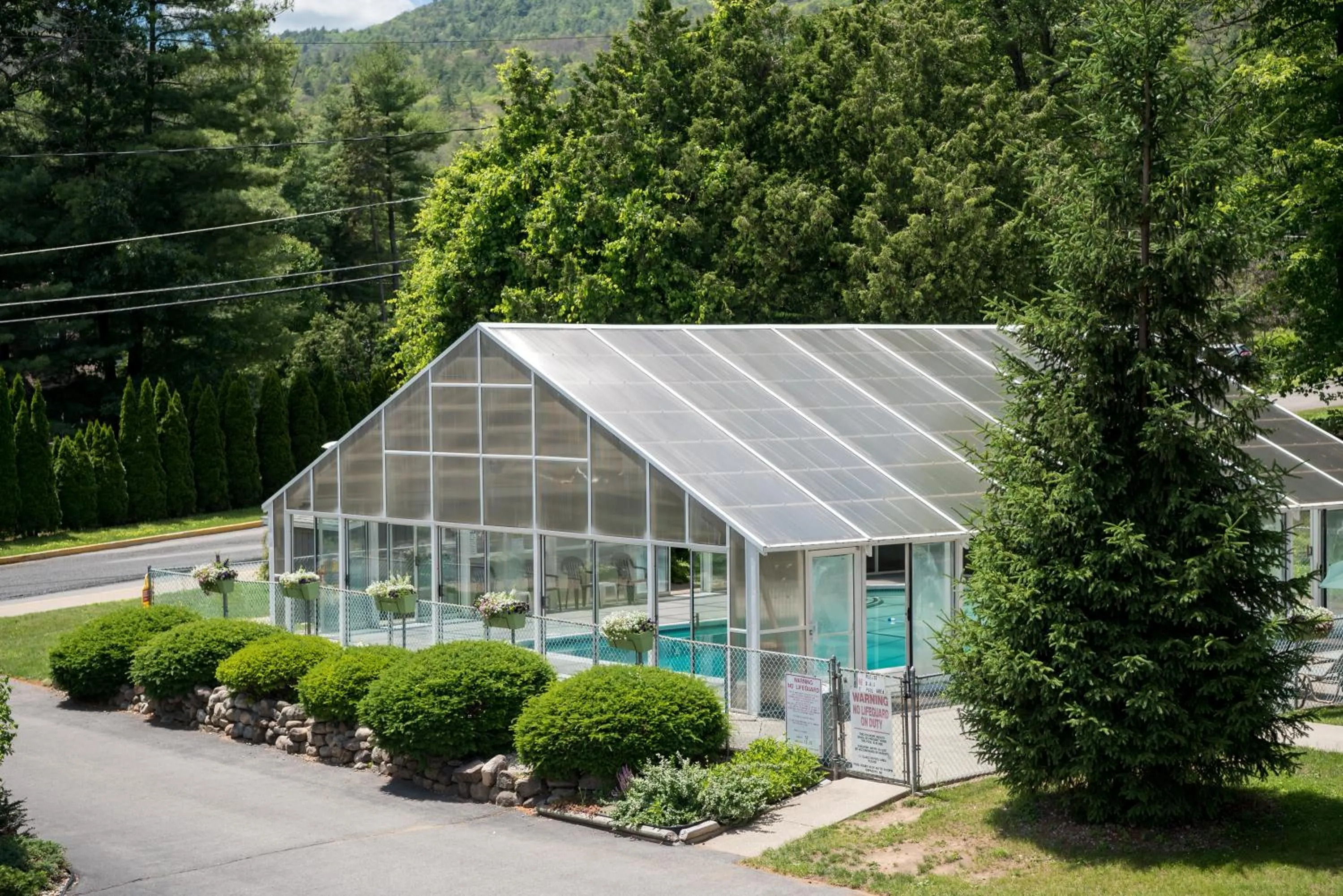 Swimming pool in Americas Best Value Inn & Suites Lake George