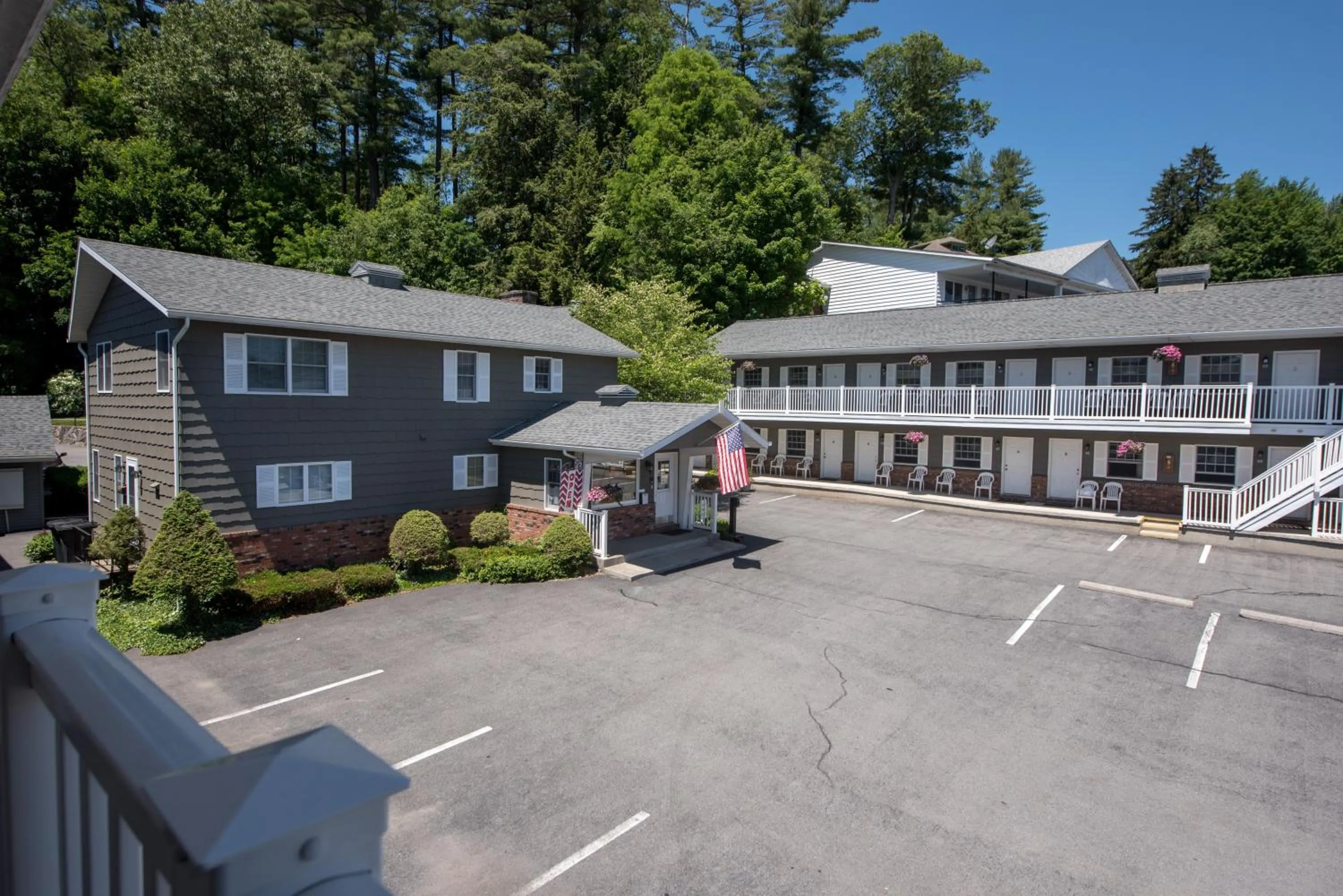 Parking in Adirondack Retreat Inn & Suites