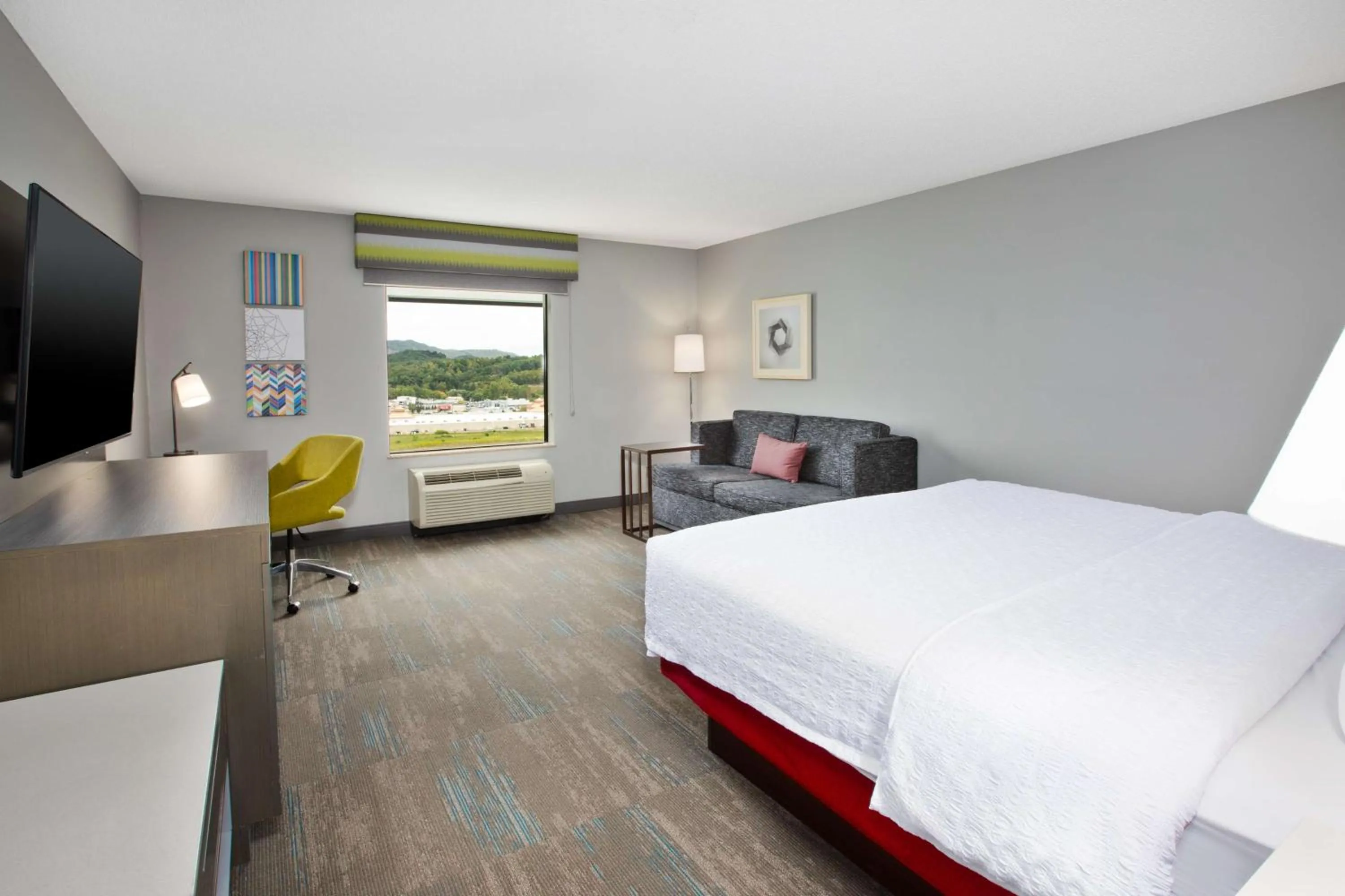 Photo of the whole room, Bed in Hampton Inn Elkins