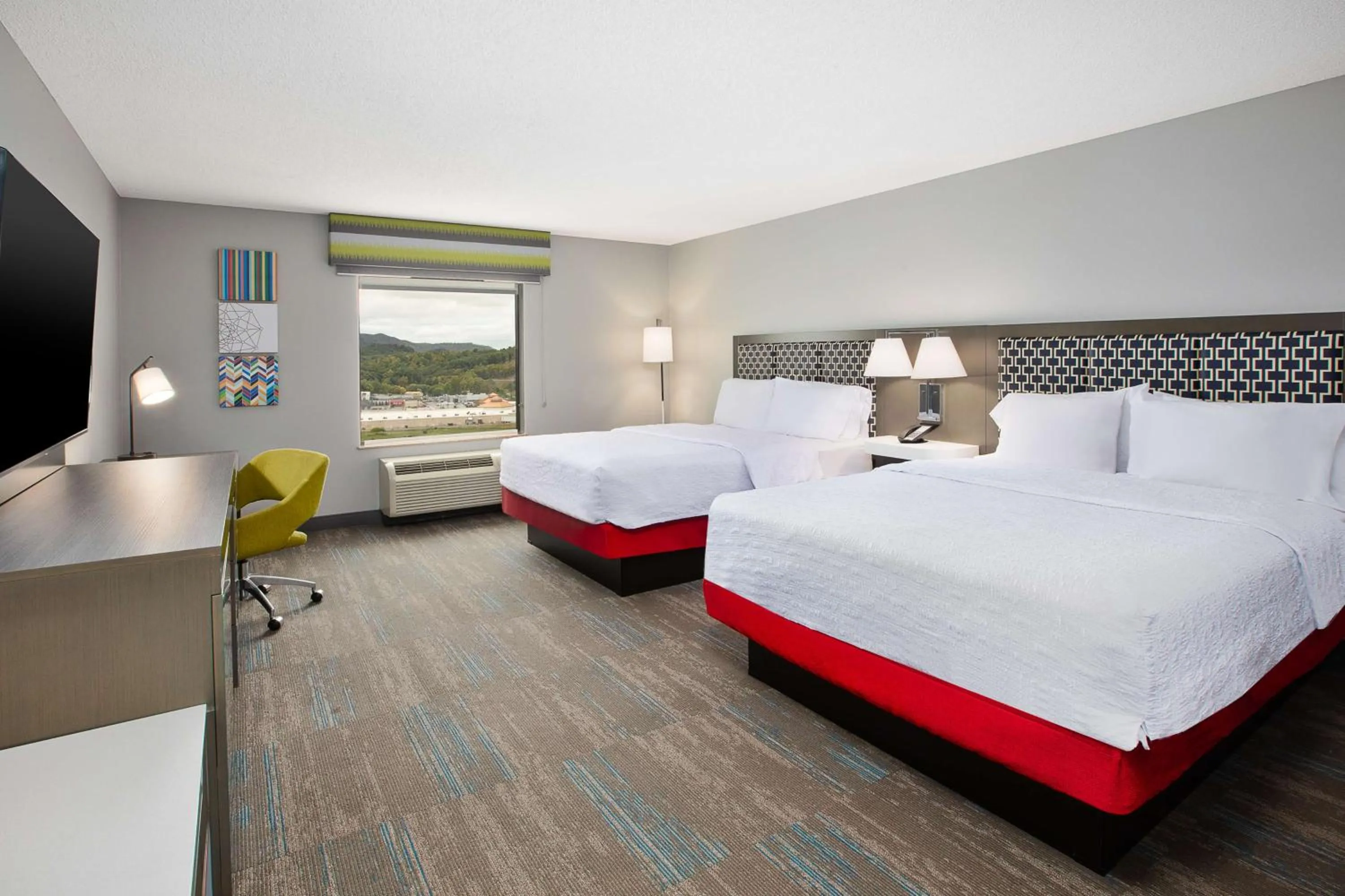 Photo of the whole room, Bed in Hampton Inn Elkins