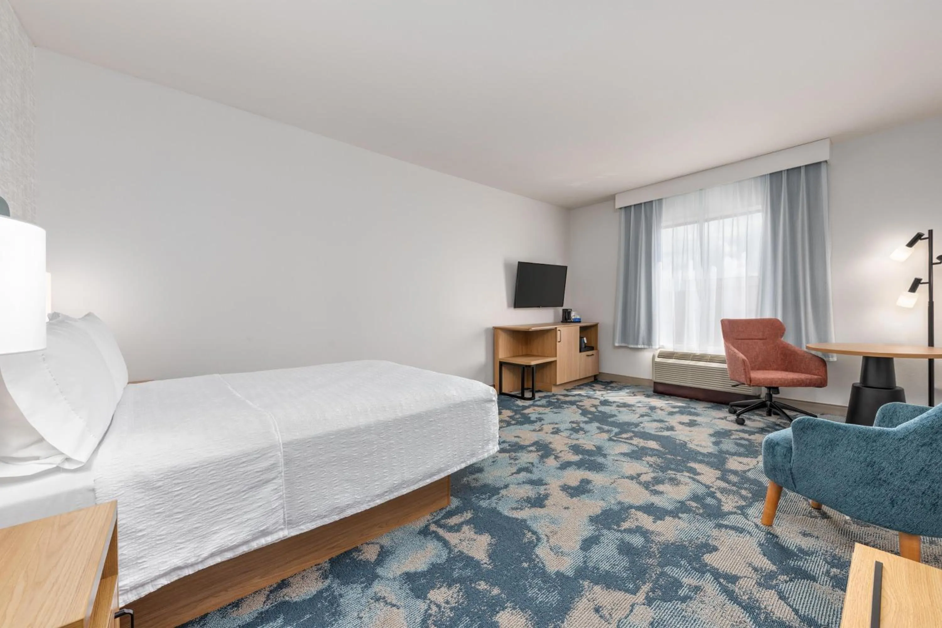 Bed in Hampton Inn and Suites Houston Pasadena