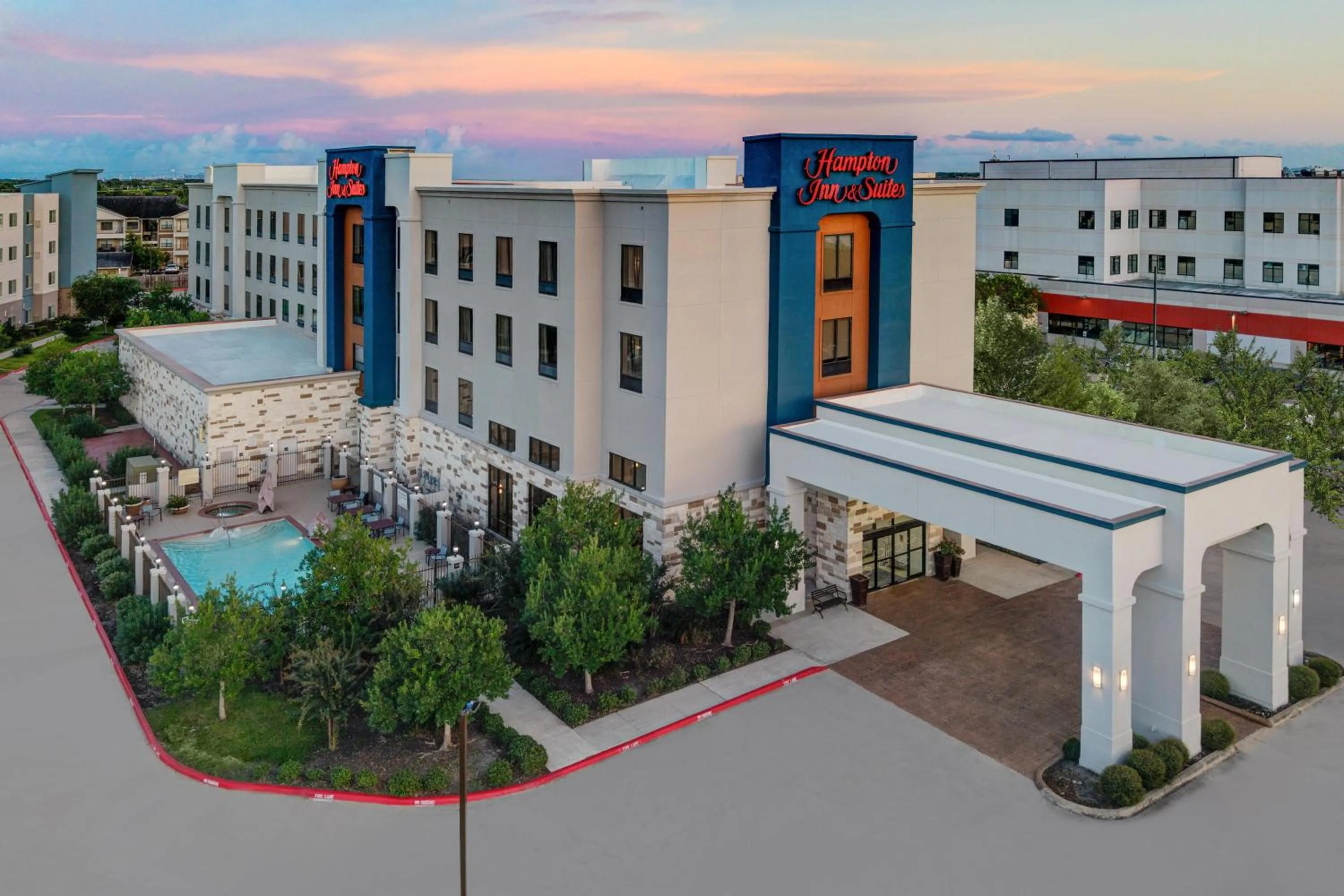 Property building in Hampton Inn and Suites Houston Pasadena