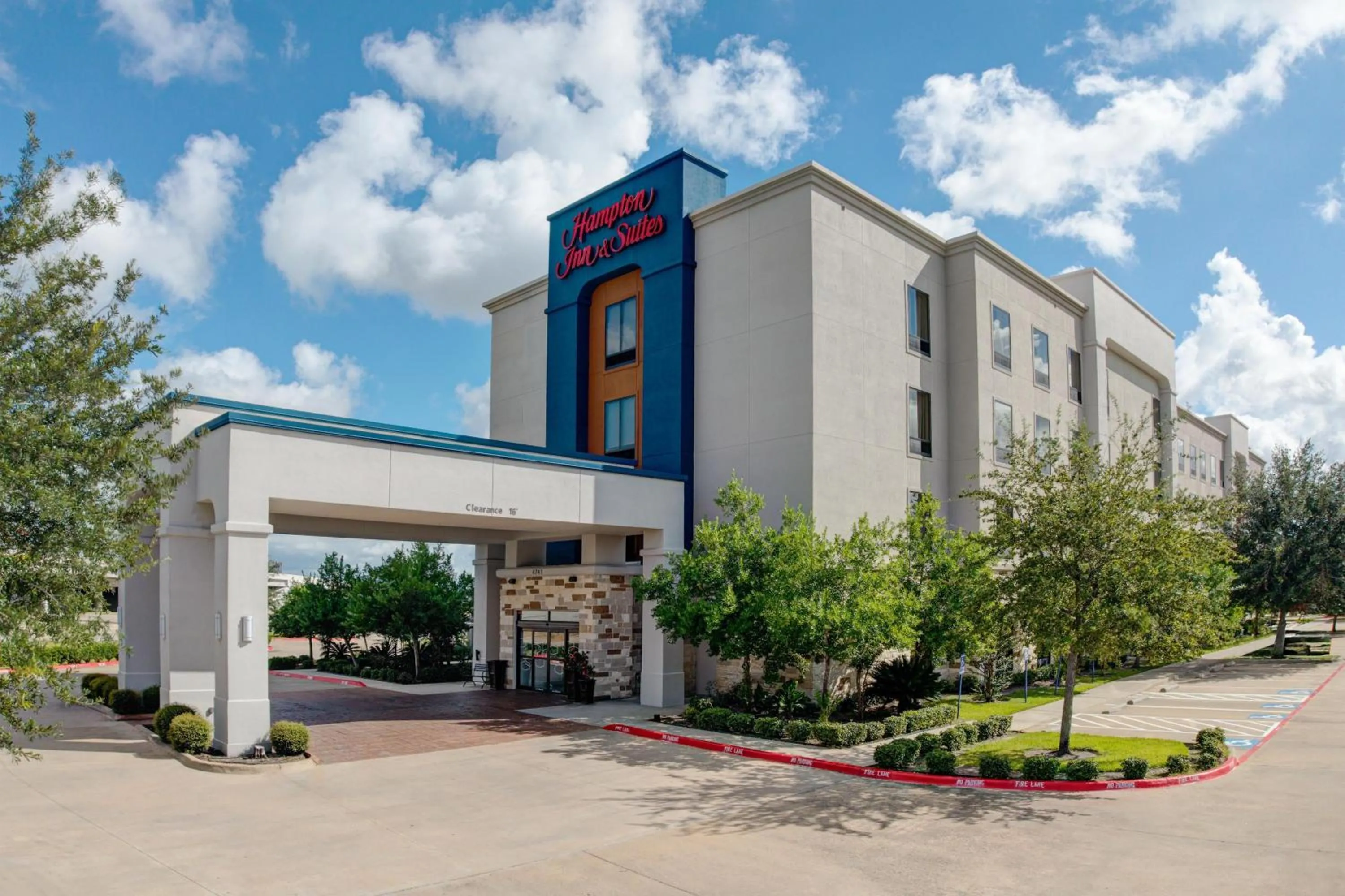 Property building in Hampton Inn and Suites Houston Pasadena