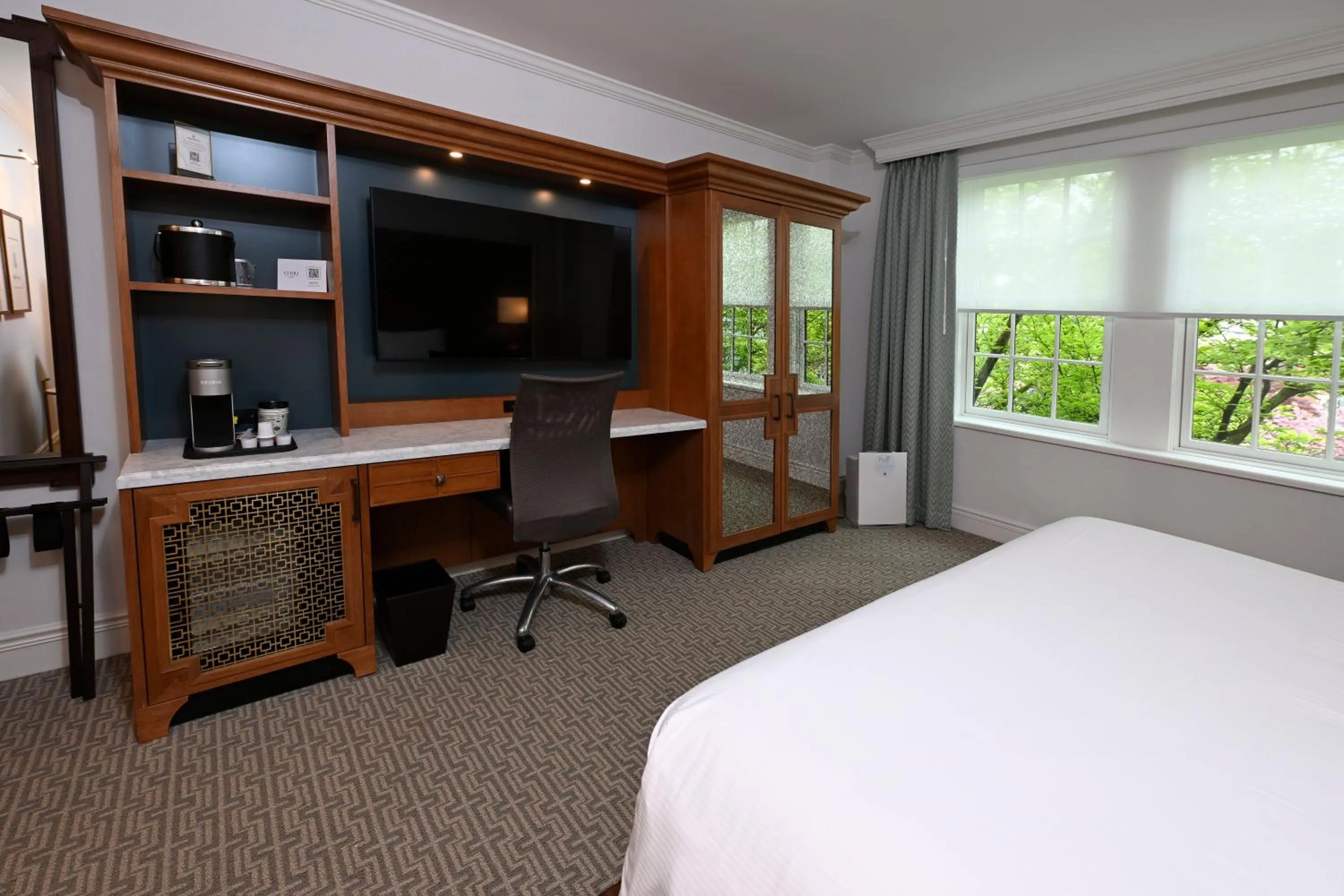 Seating area, Bed in Hotel Roanoke & Conference Center, Curio Collection by Hilton