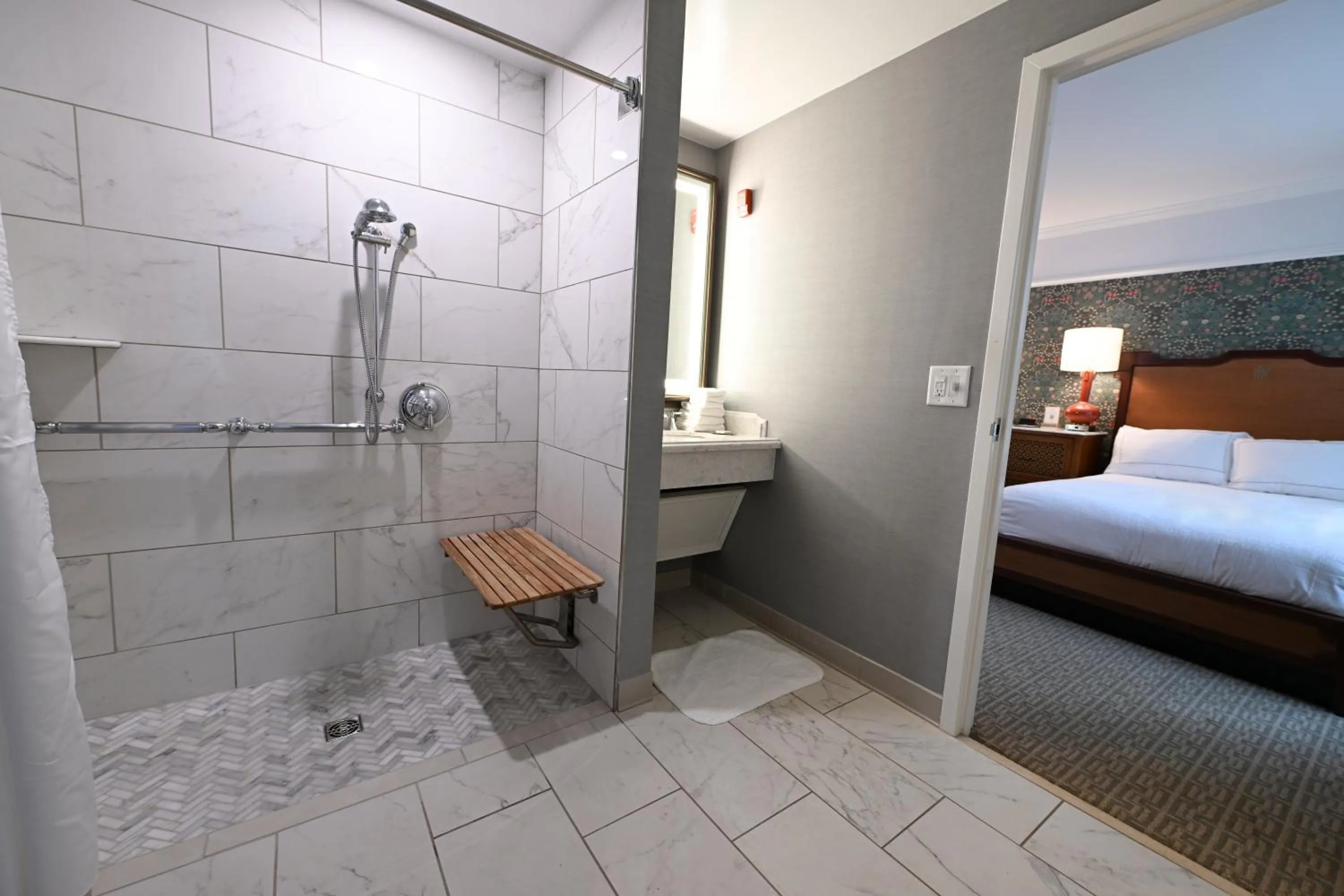 Bathroom, Bed in Hotel Roanoke & Conference Center, Curio Collection by Hilton