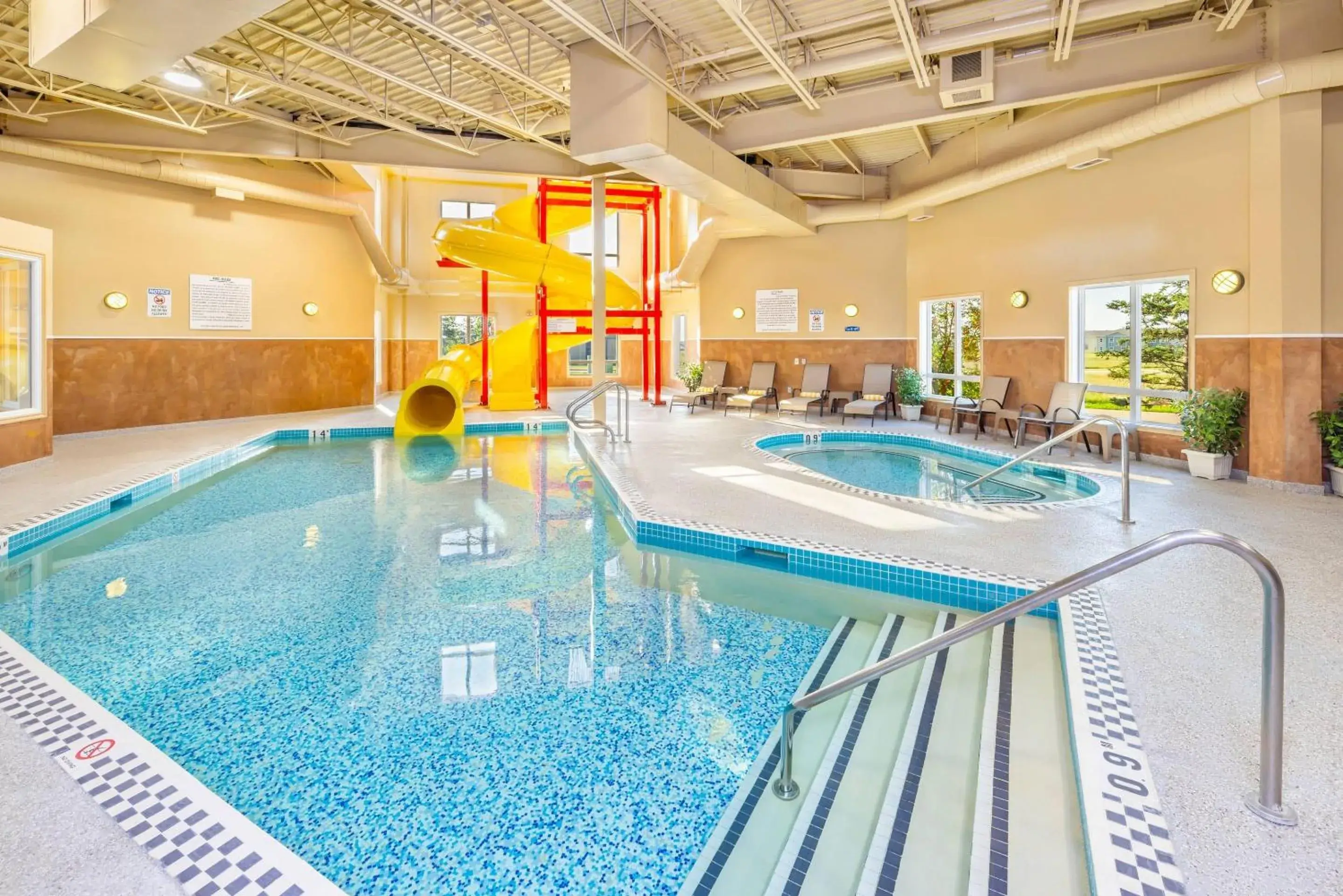 Swimming pool in Quality Inn & Suites Swimming pool in Quality Inn & Suites
