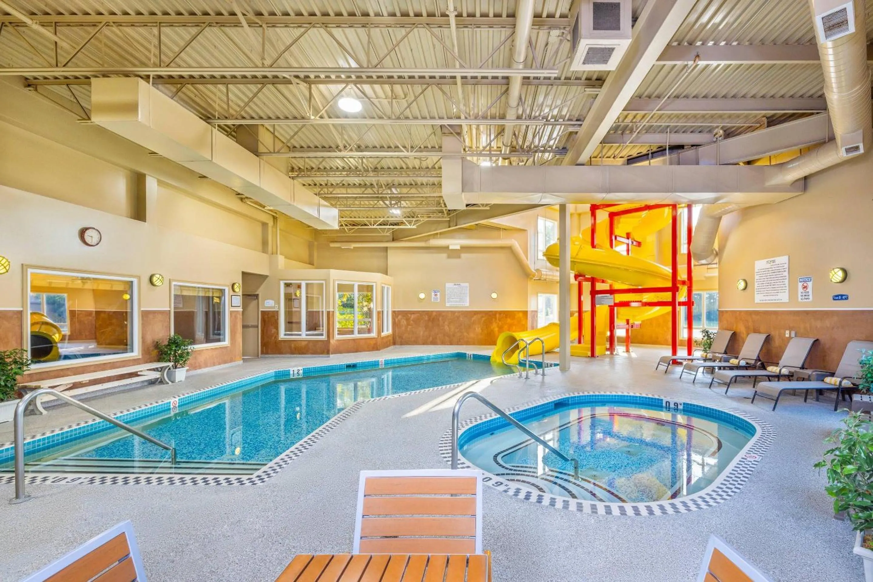 Swimming pool in Quality Inn & Suites