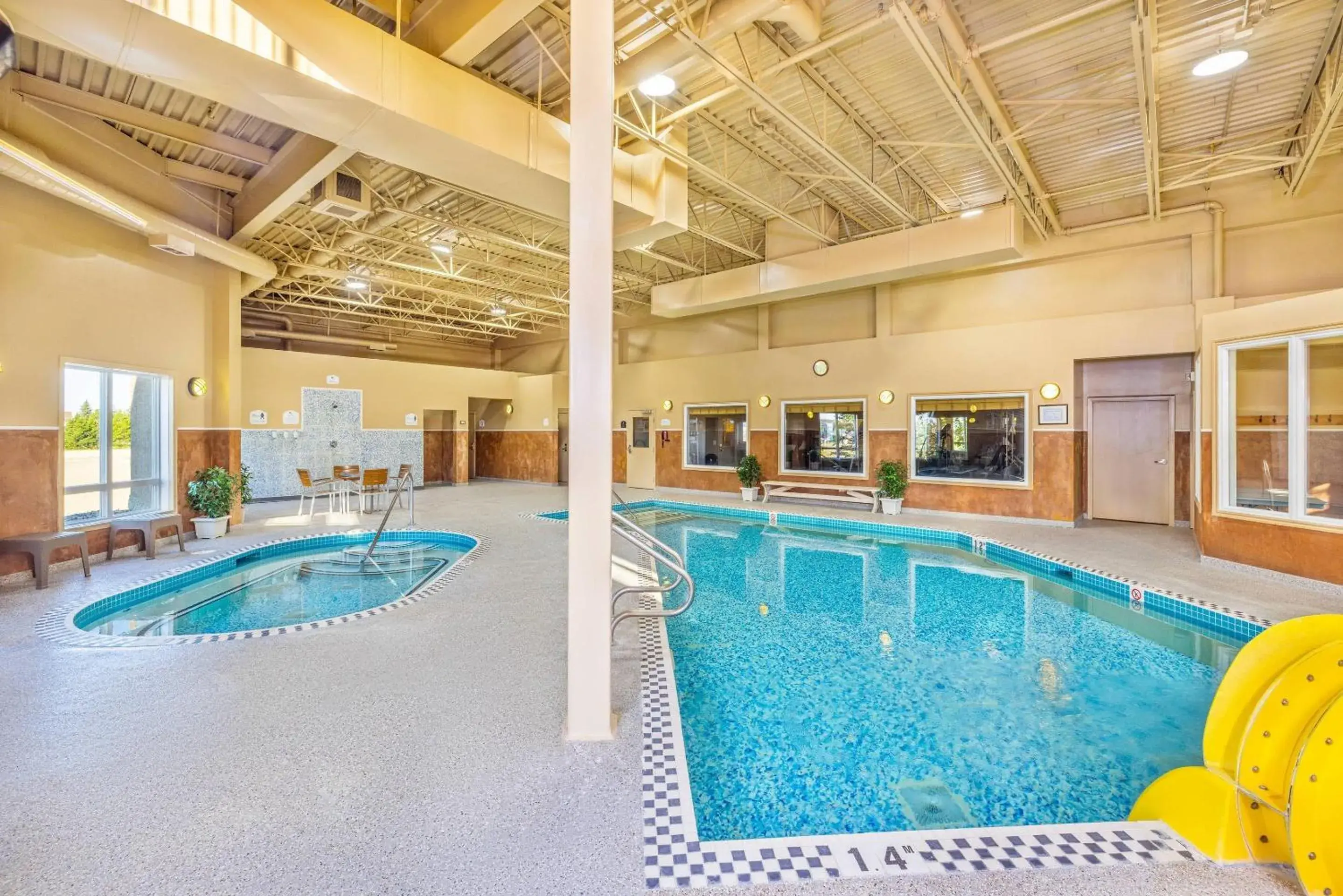 Swimming pool in Quality Inn & Suites Swimming pool in Quality Inn & Suites