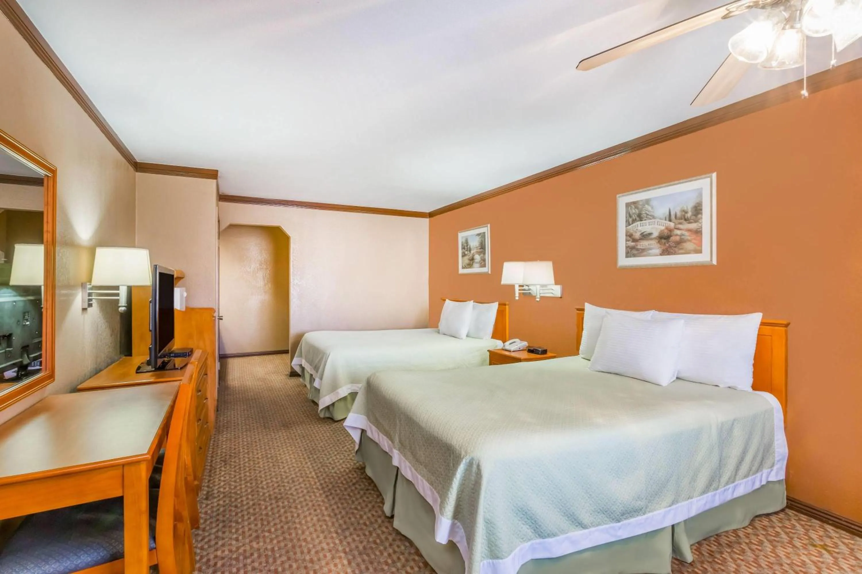 Photo of the whole room, Bed in Days Inn by Wyndham Bishop