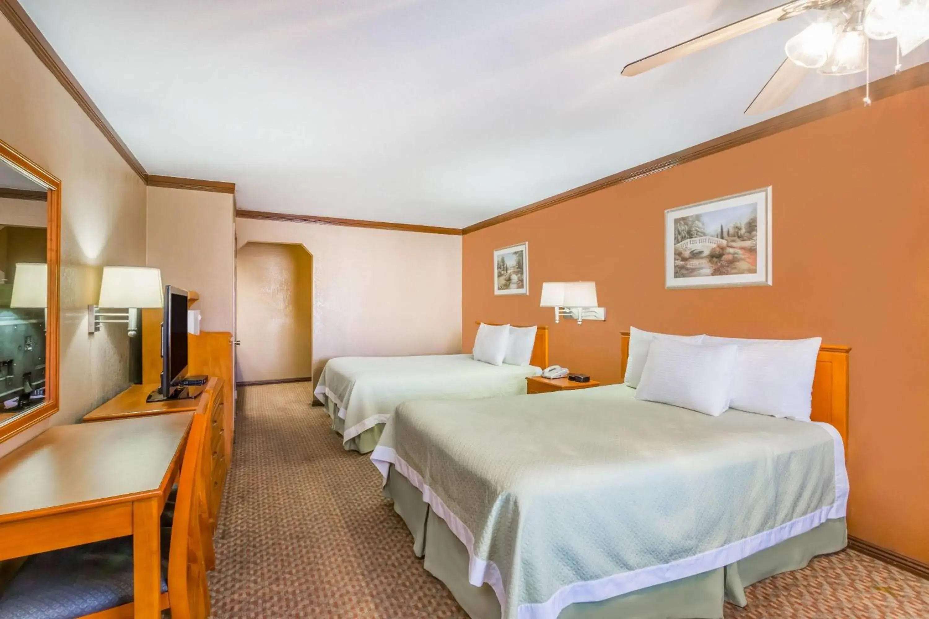 Photo of the whole room, Bed in Days Inn by Wyndham Bishop Photo of the whole room, Bed in Days Inn by Wyndham Bishop