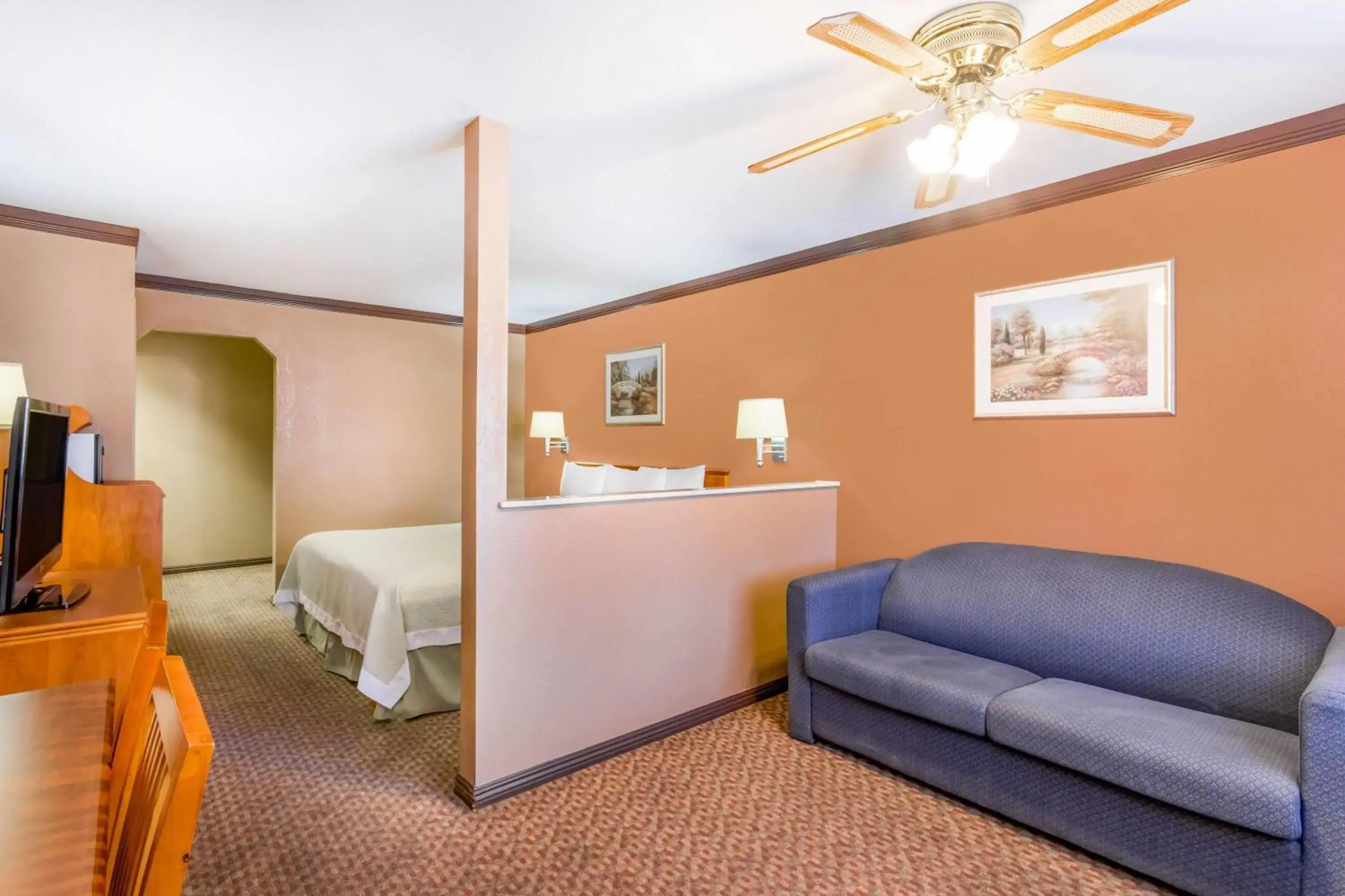 Photo of the whole room in Days Inn by Wyndham Bishop Photo of the whole room in Days Inn by Wyndham Bishop