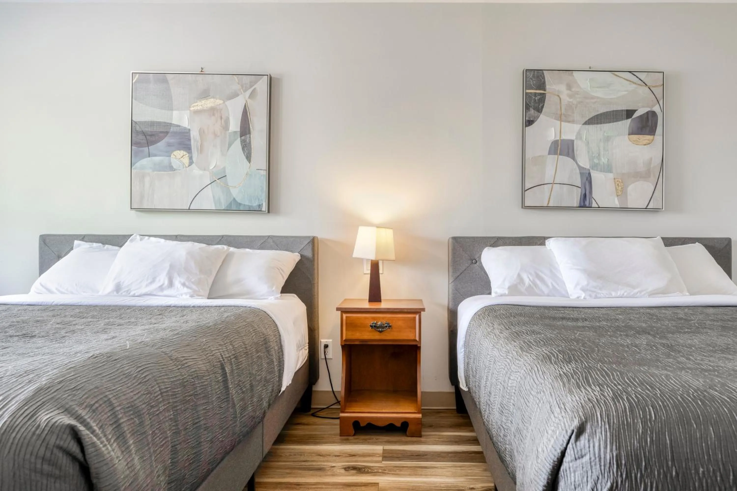 Bed in Homeport Motel