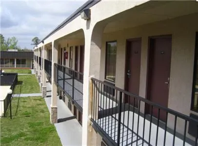 Facade/entrance in Newnan Lodge