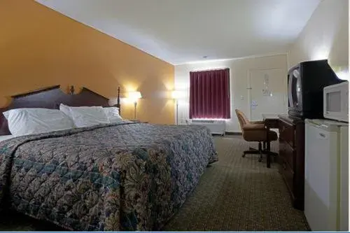 Bed, TV/Entertainment Center in Americas Best Value Inn Newnan