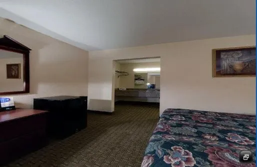 Photo of the whole room, Bed in Newnan Lodge