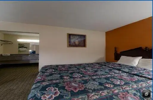 Bed in Americas Best Value Inn Newnan