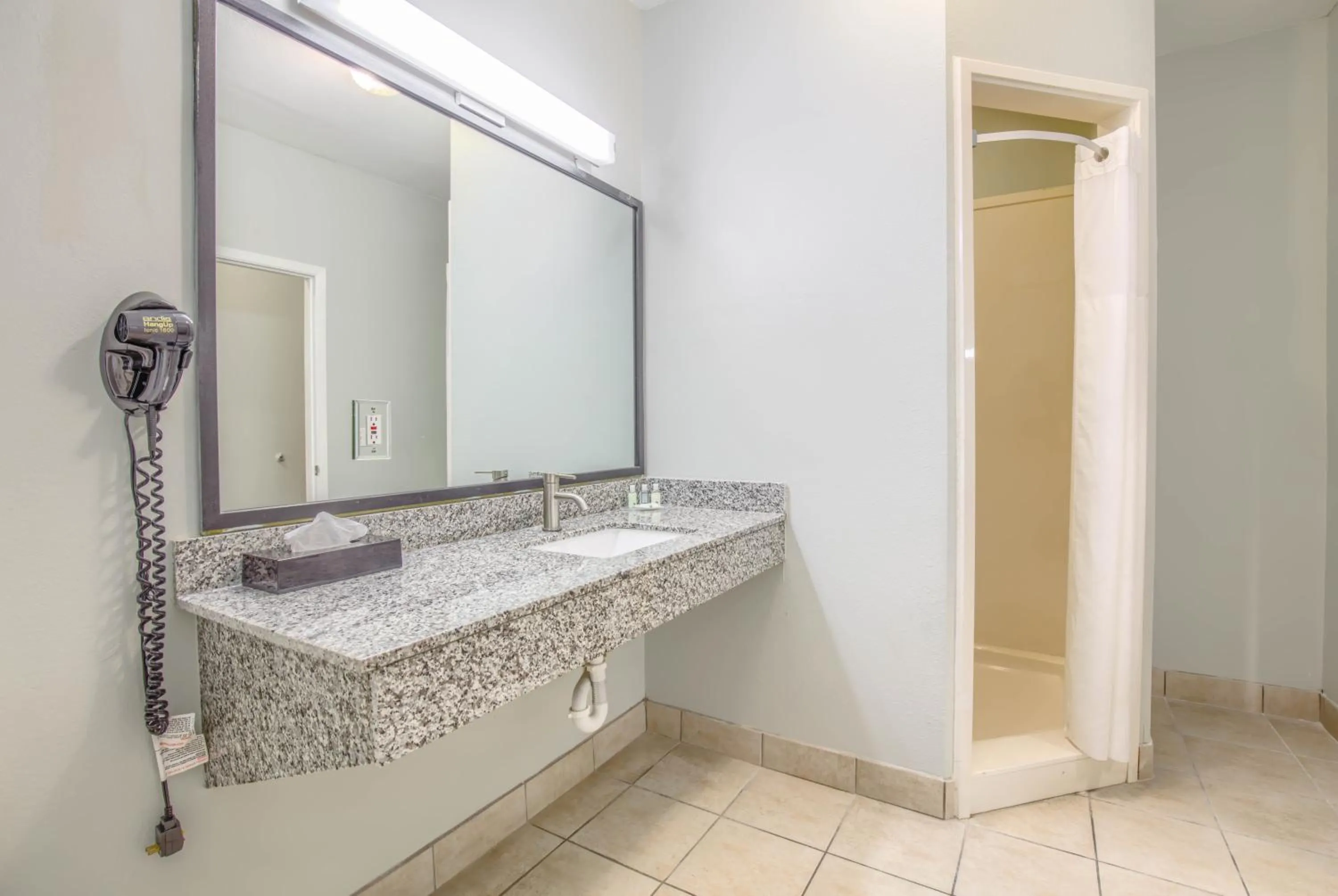 Bathroom in Quality Inn Gulf Shores Airport