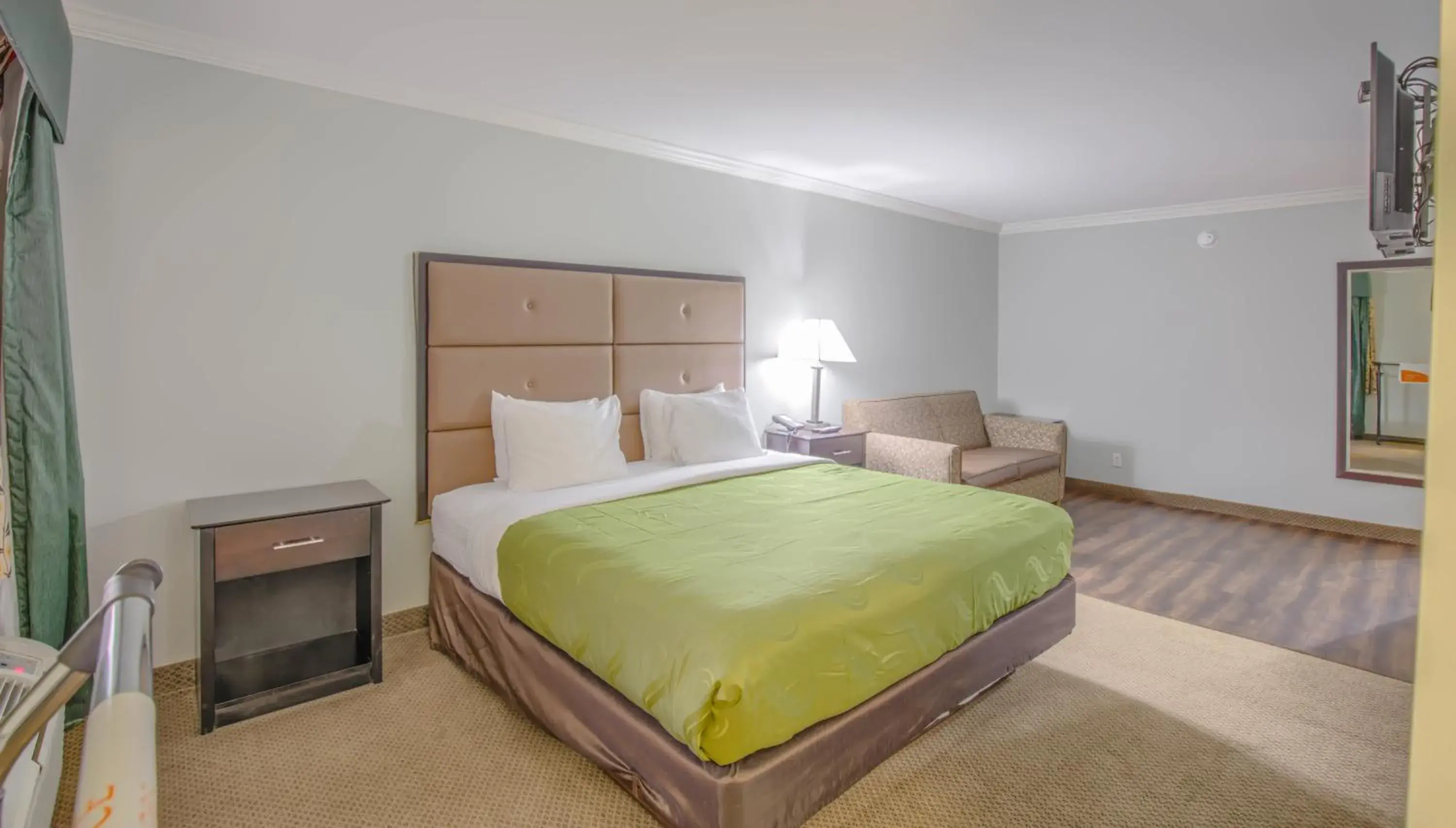 Photo of the whole room, Bed in Quality Inn Gulf Shores Airport Photo of the whole room, Bed in Quality Inn Gulf Shores Airport