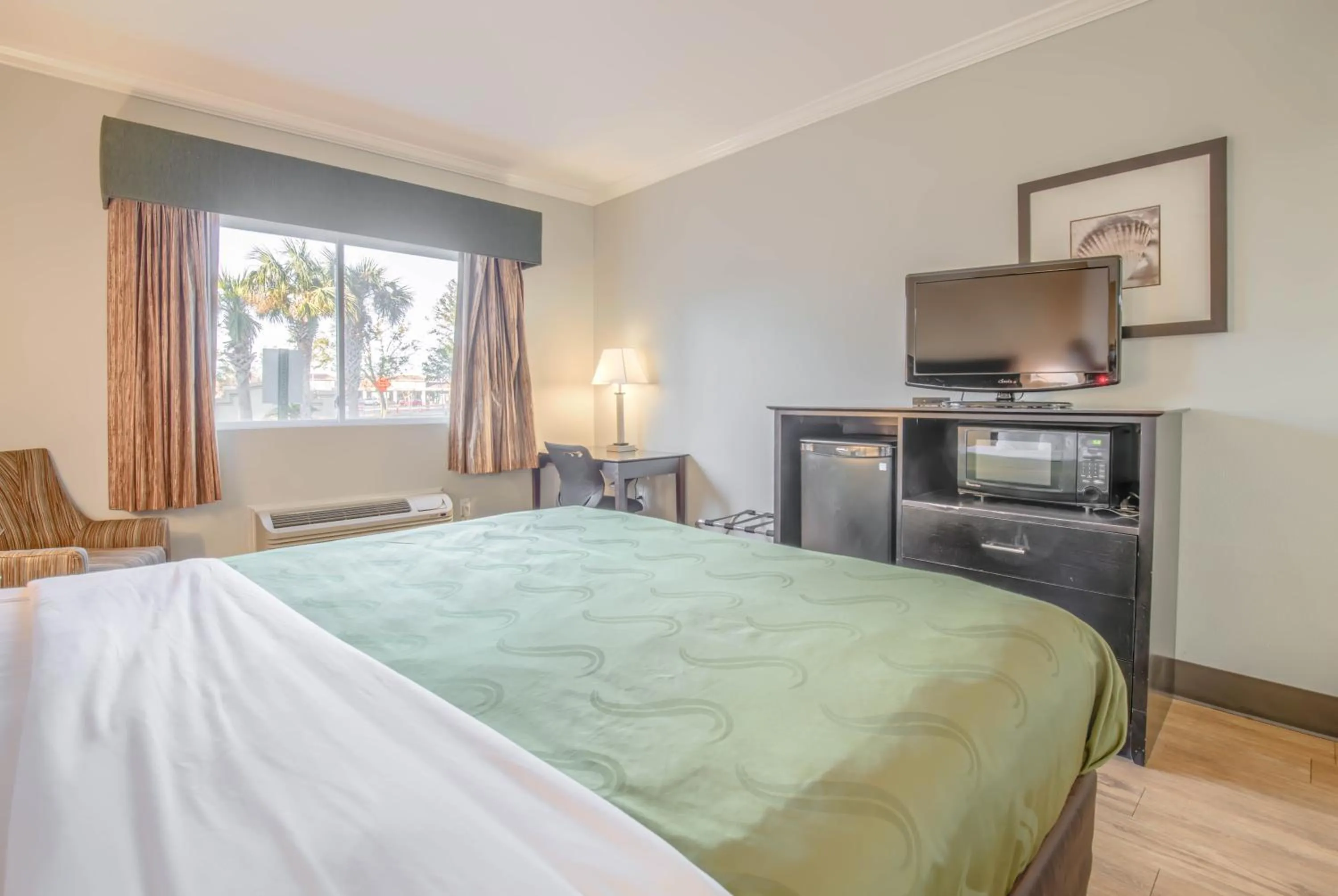 Bed in Quality Inn Gulf Shores Airport