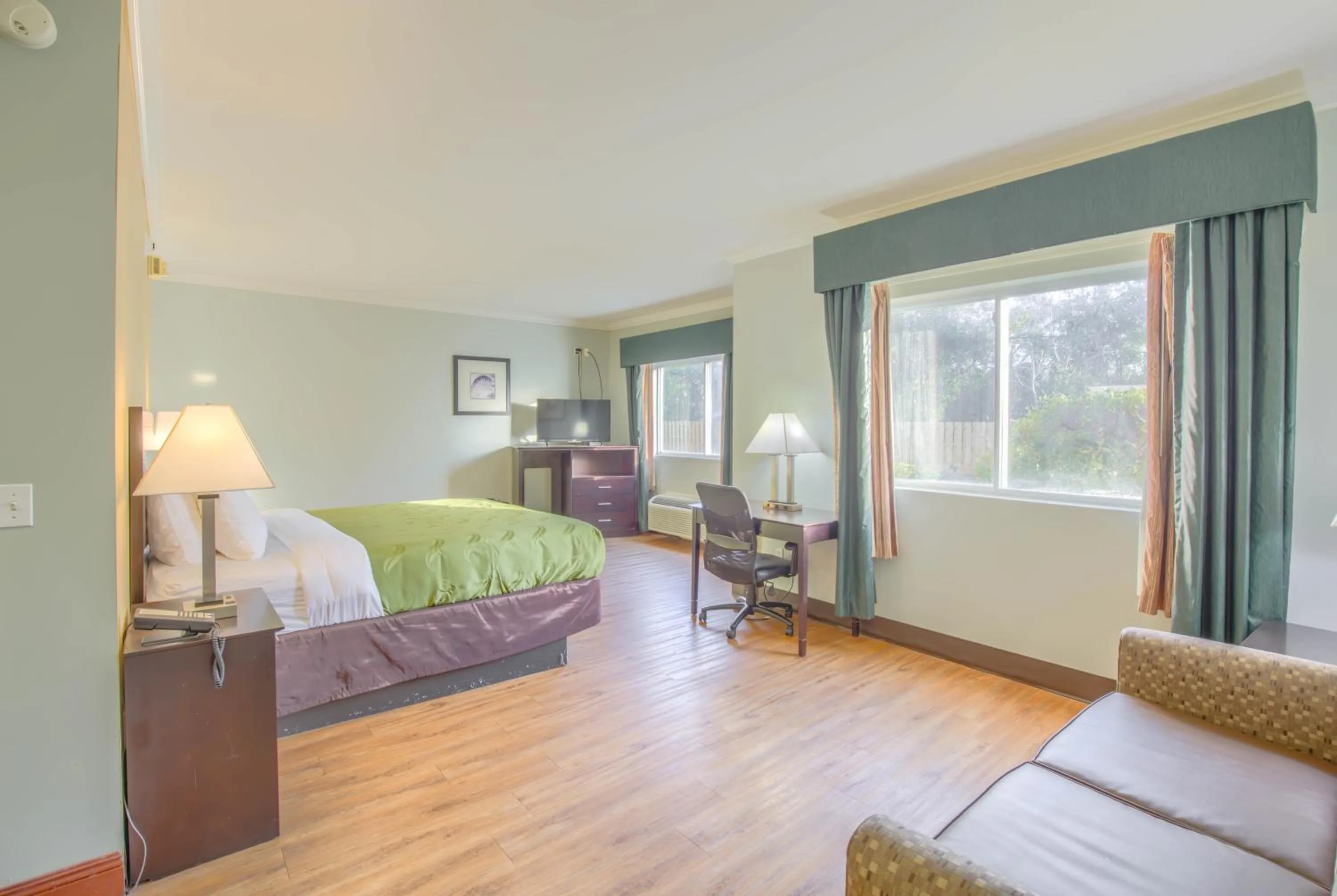 Photo of the whole room, Bed in Quality Inn Gulf Shores Airport