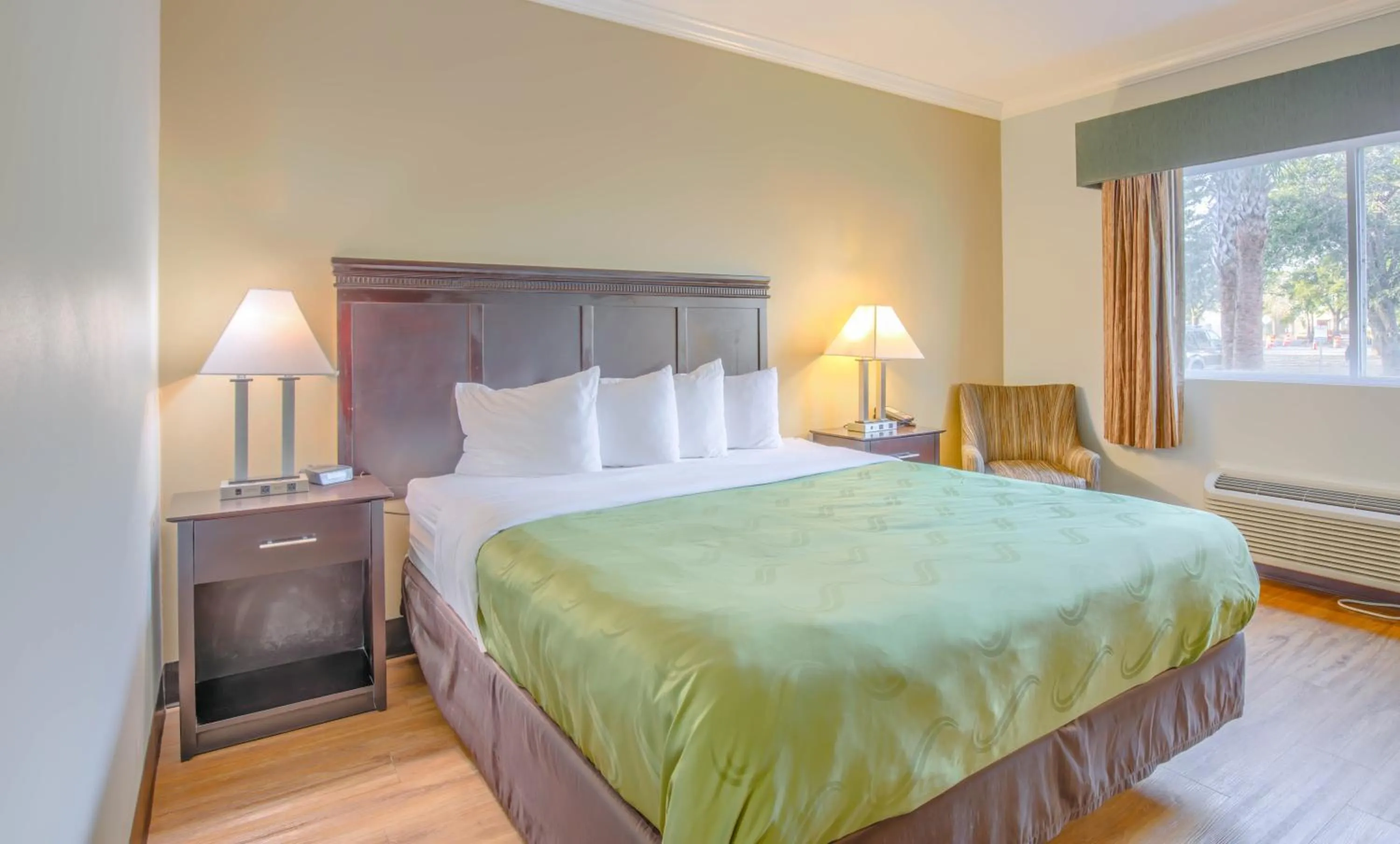 Photo of the whole room, Bed in Quality Inn Gulf Shores Airport