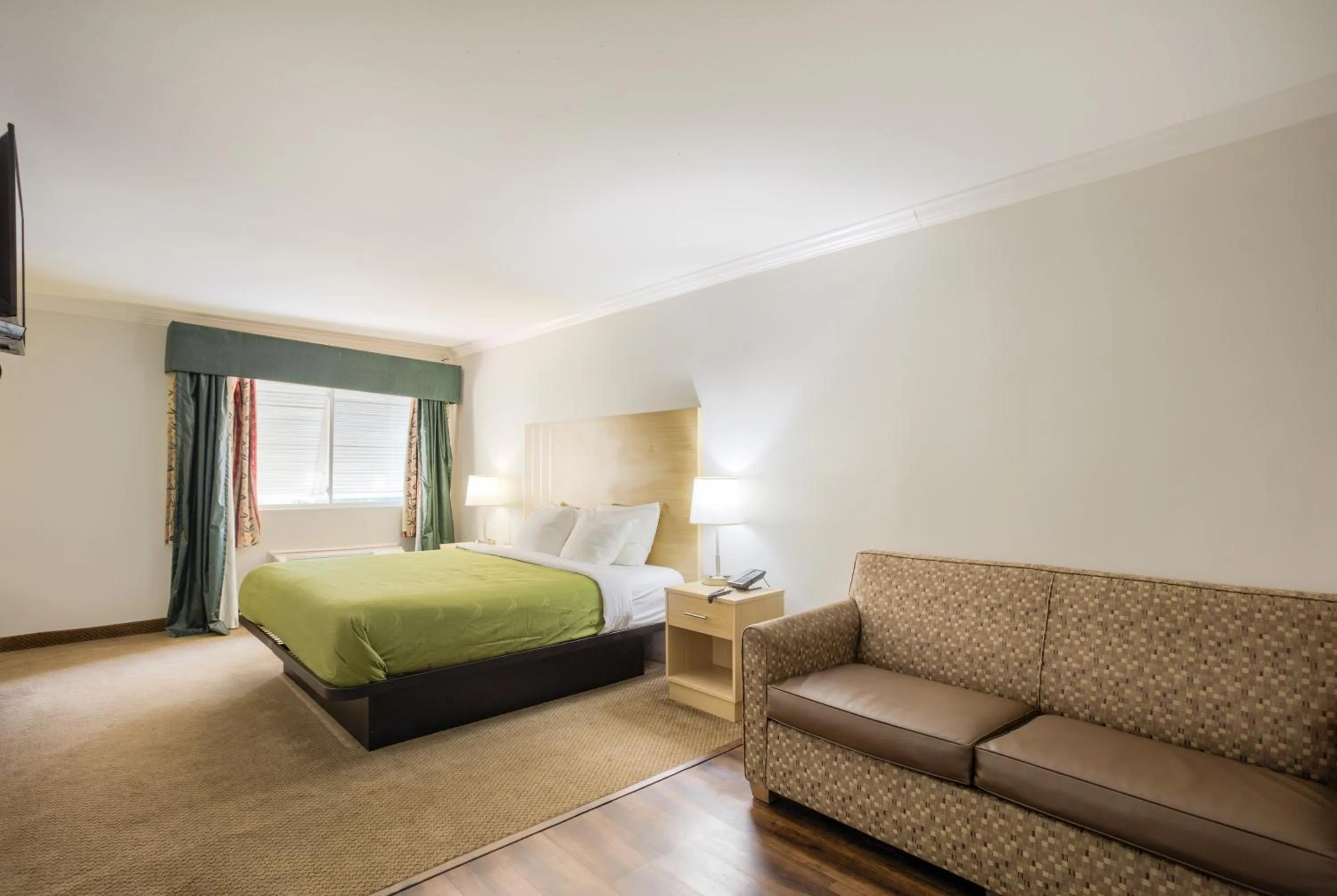 Bed in Quality Inn Gulf Shores Airport