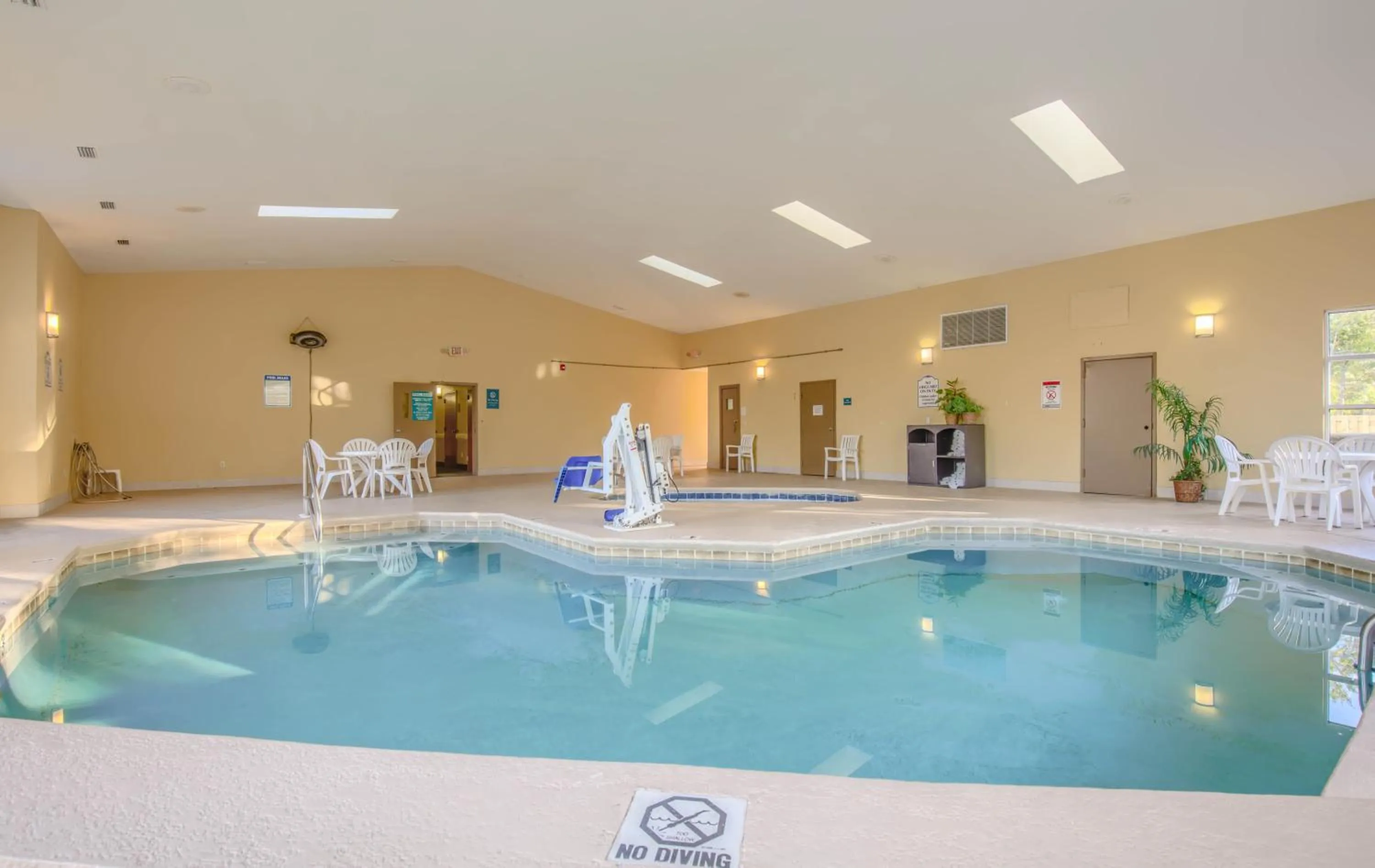 Swimming pool in Quality Inn Gulf Shores Airport
