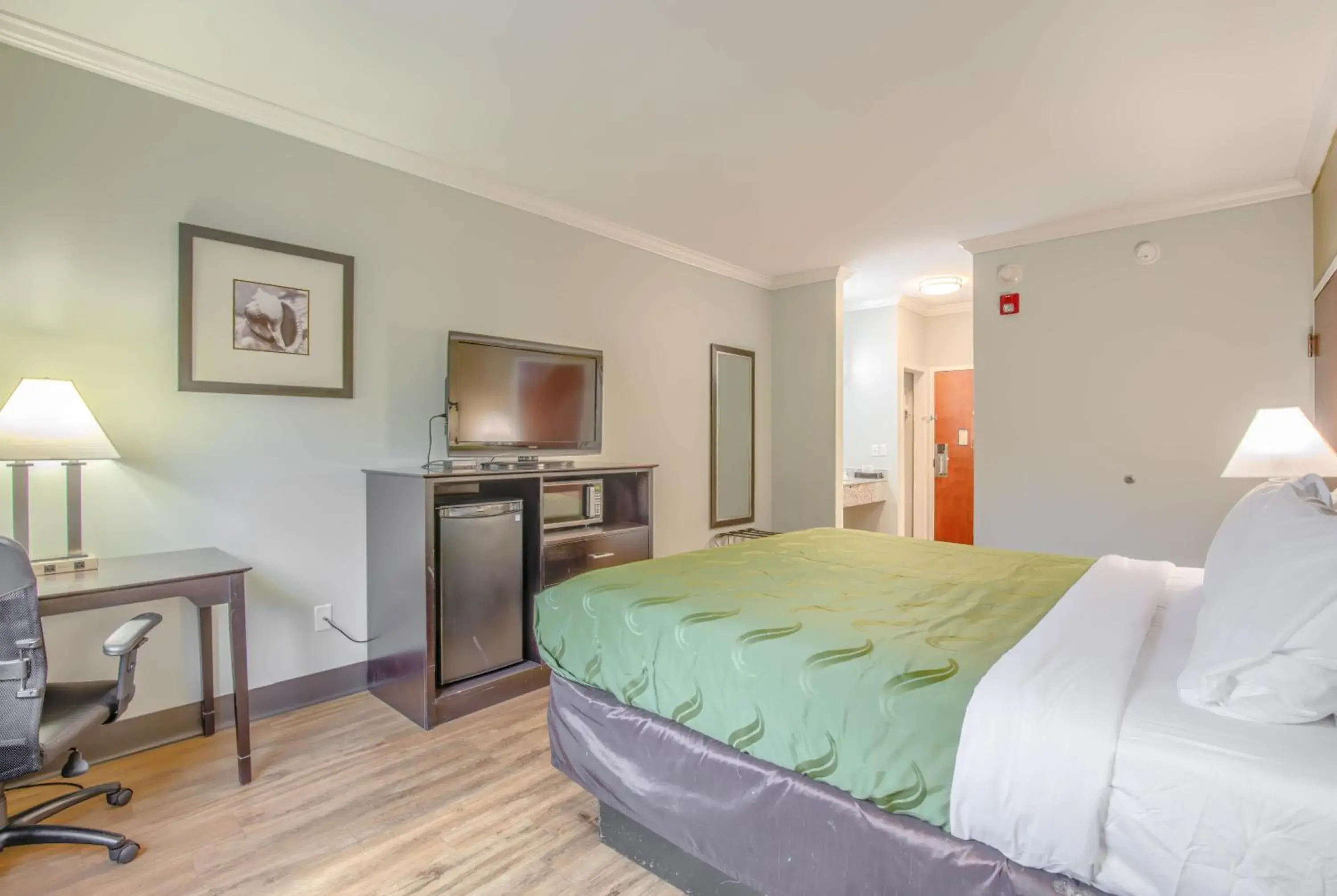 Photo of the whole room, Bed in Quality Inn Gulf Shores Airport Photo of the whole room, Bed in Quality Inn Gulf Shores Airport