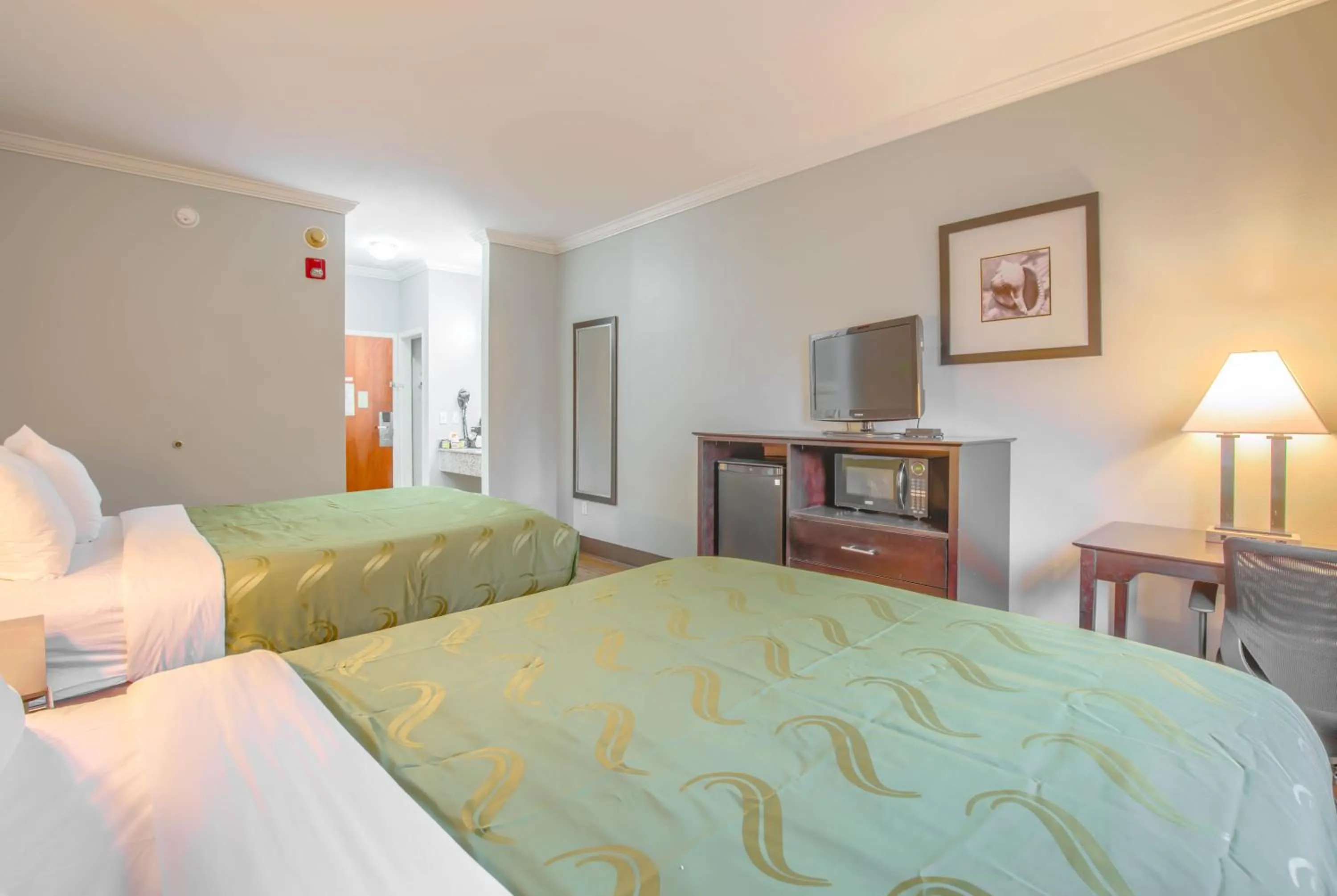 Photo of the whole room, Bed in Quality Inn Gulf Shores Airport