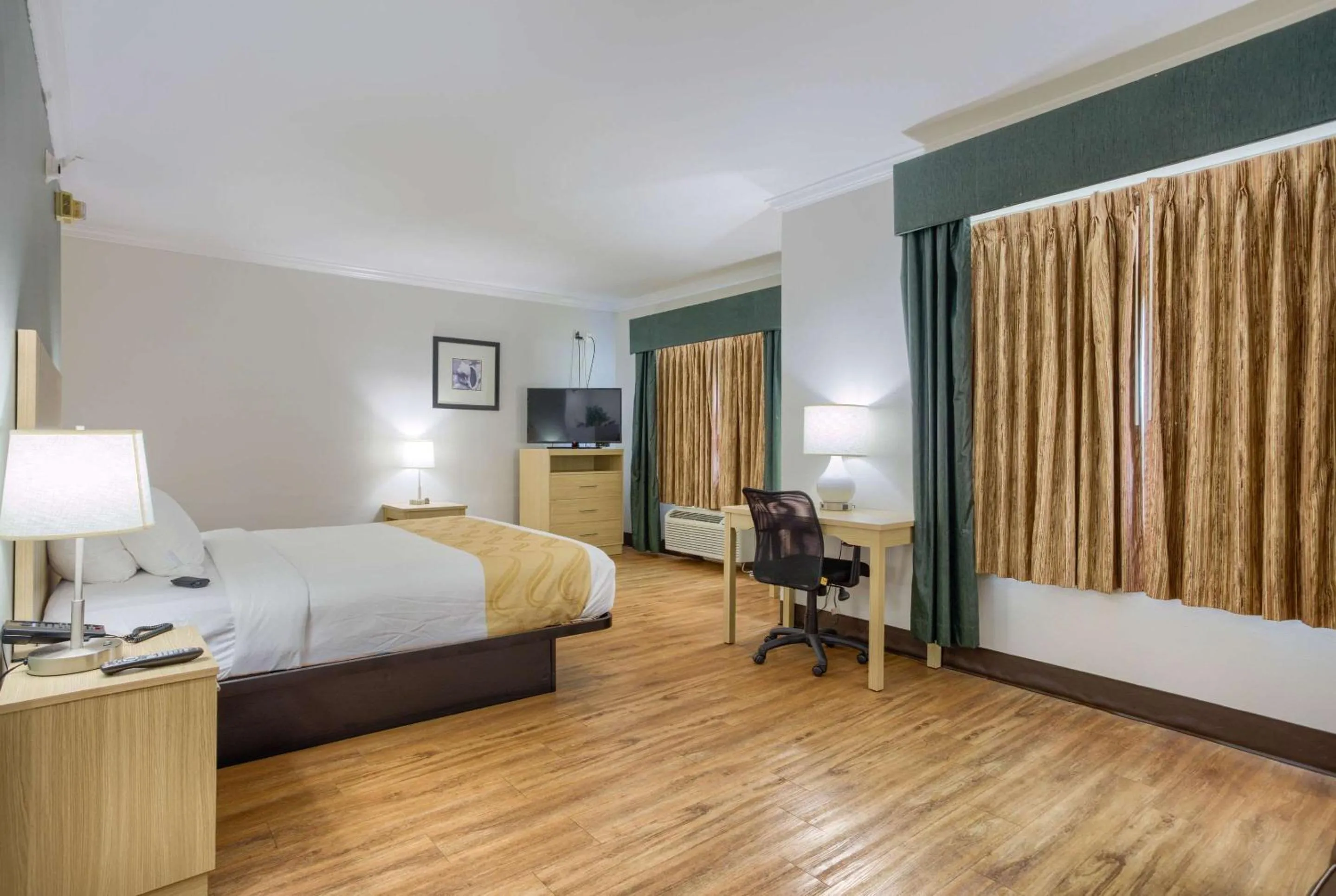 Bedroom, Bed in Quality Inn Gulf Shores Airport