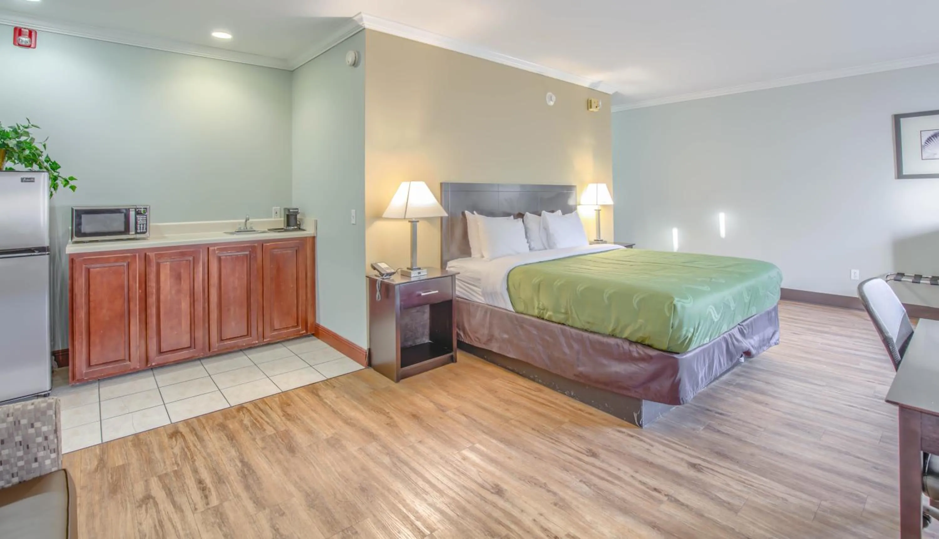 Bed in Quality Inn Gulf Shores Airport