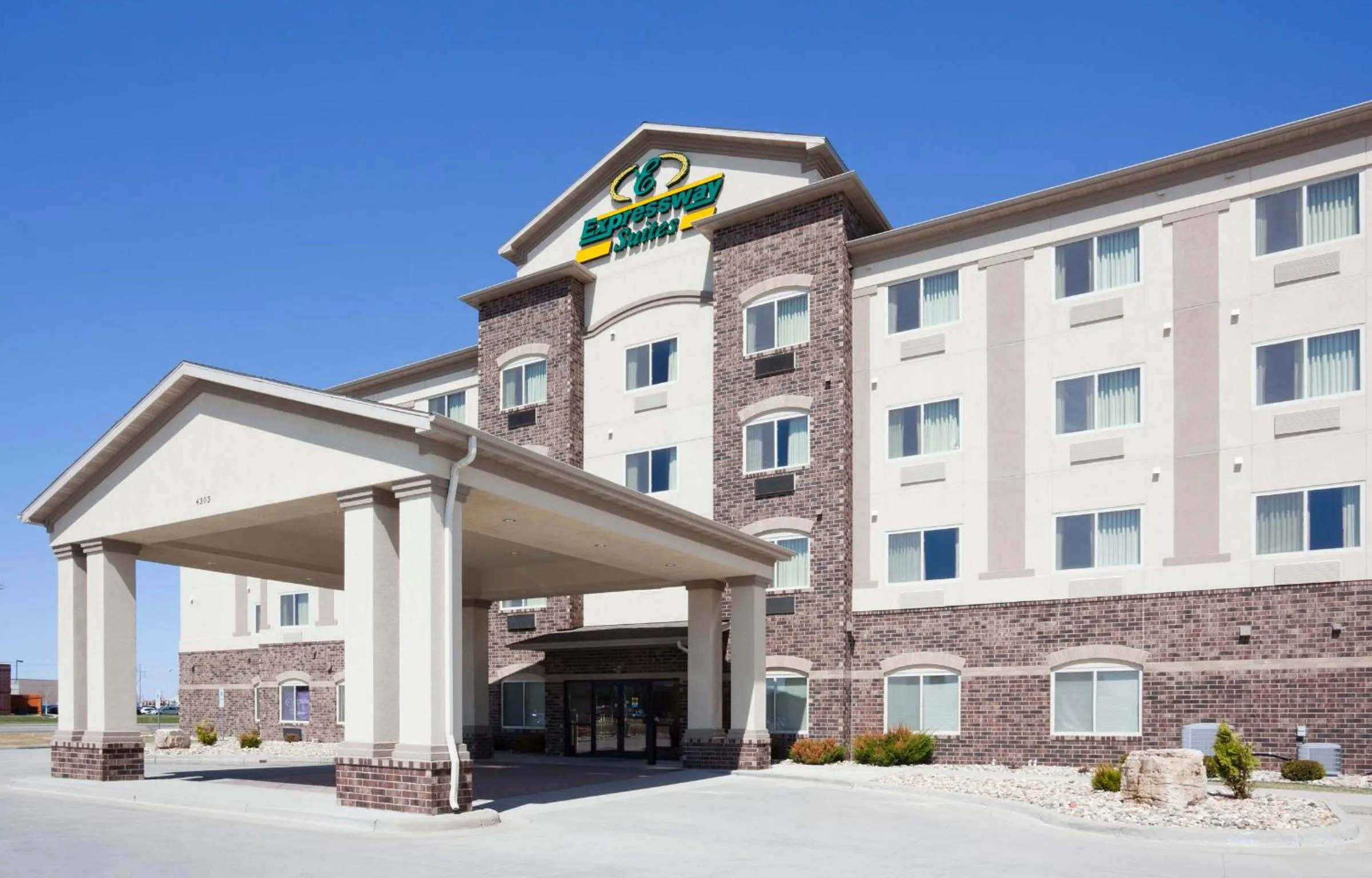 Facade/entrance in Expressway Suites Fargo