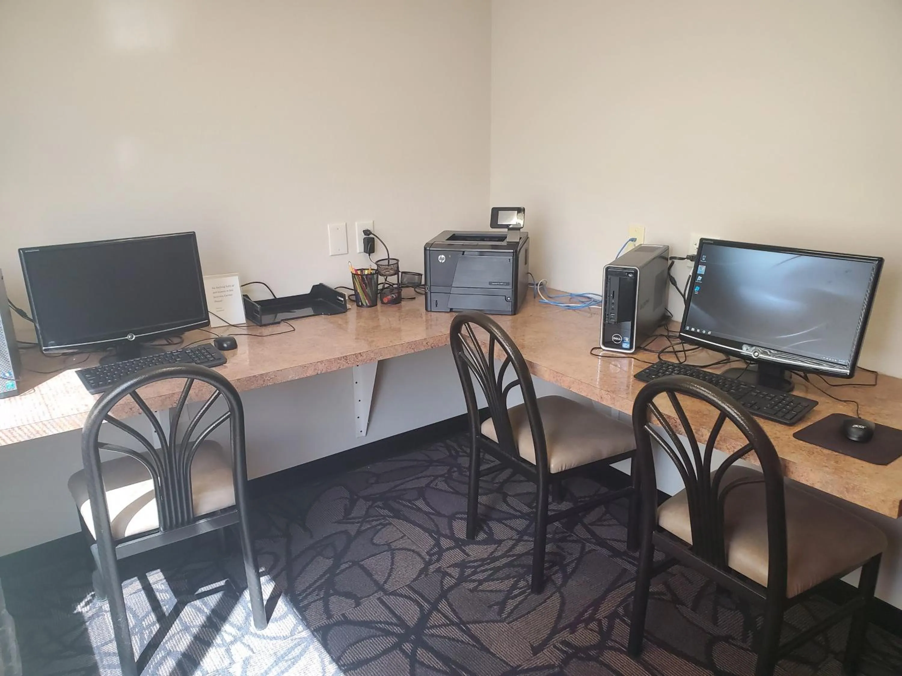 Business facilities in Expressway Suites Fargo