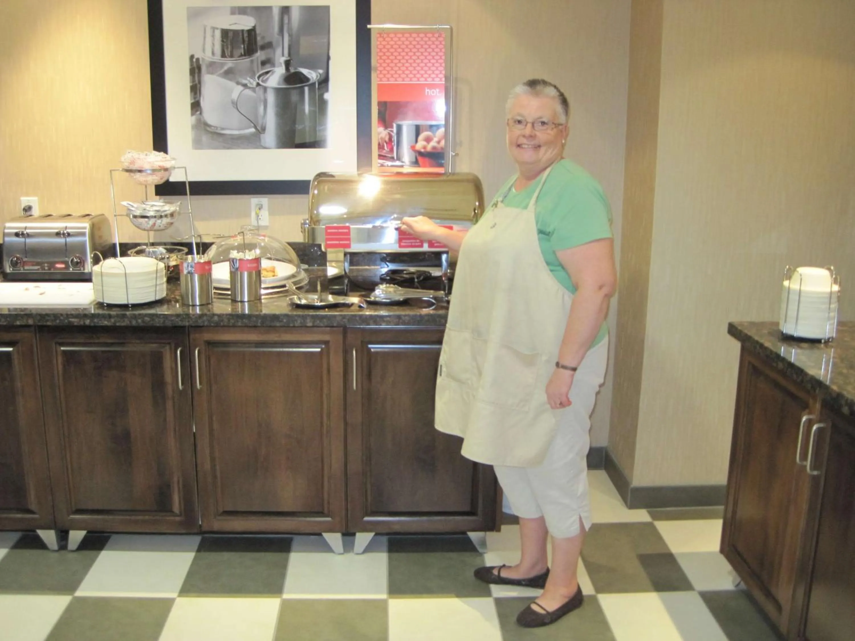 Dining area in Hampton Inn by Hilton Fort Saskatchewan
