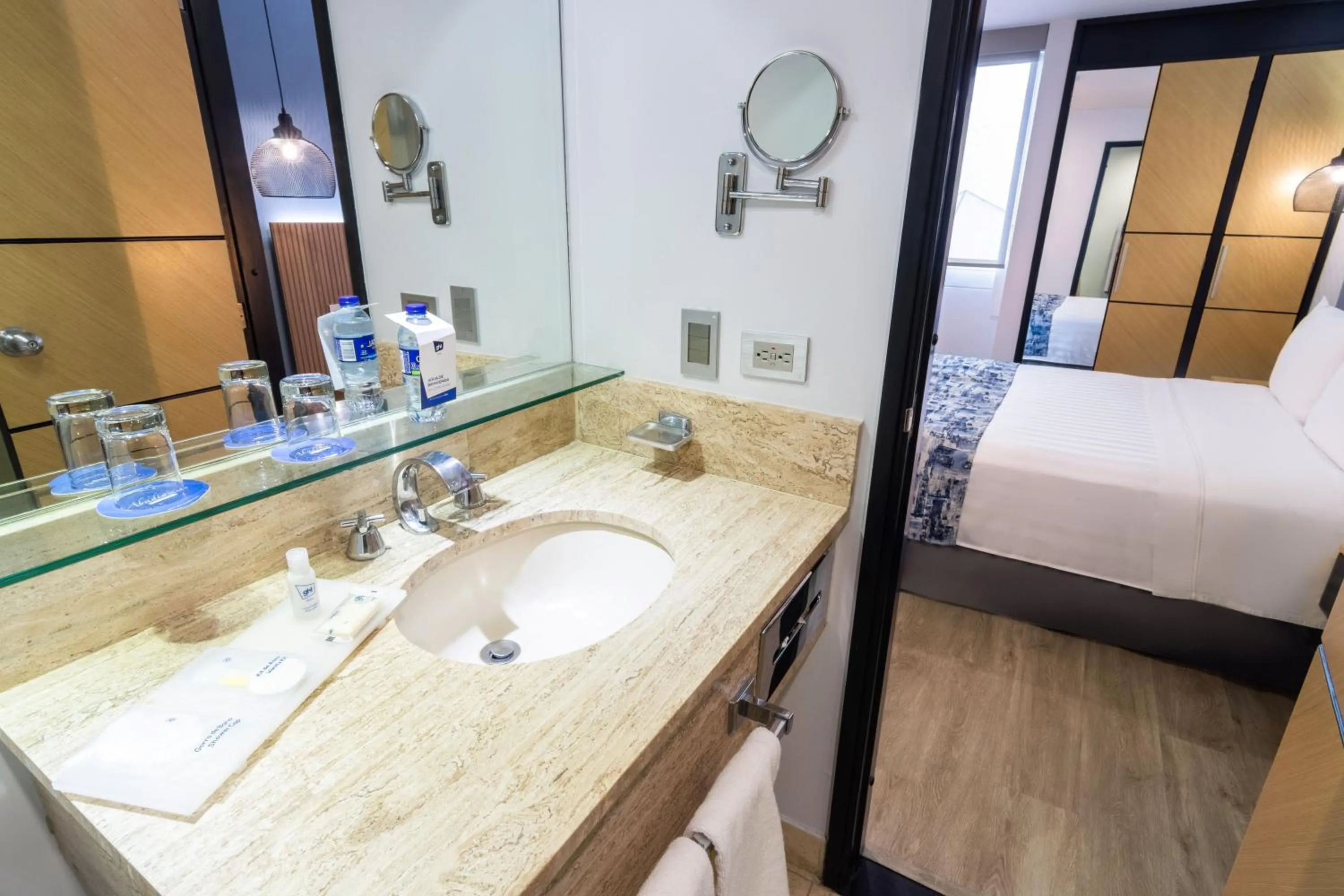 Bathroom, Bed in GHL Hotel Abadia Plaza