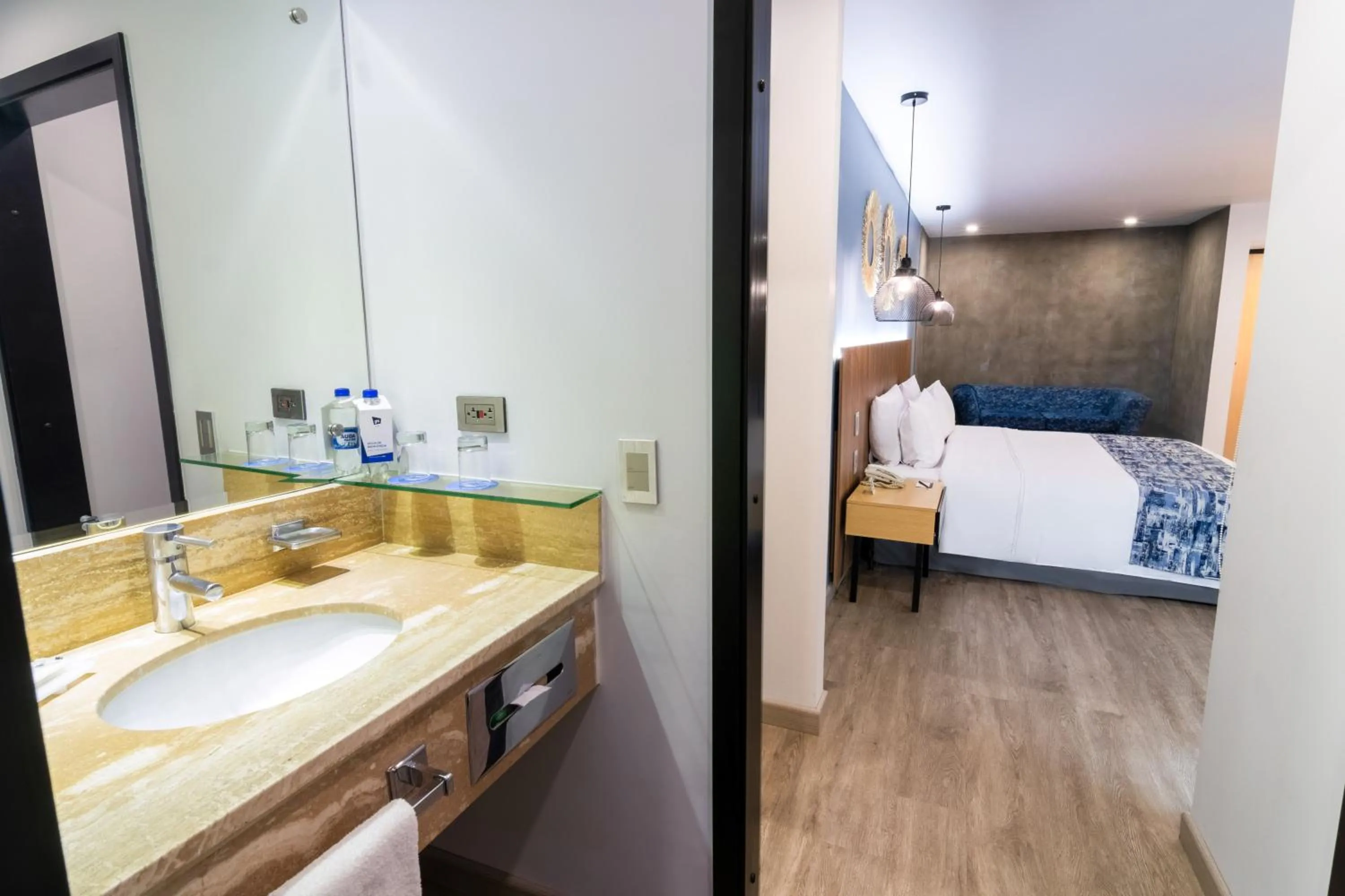 Bathroom, Bed in GHL Hotel Abadia Plaza