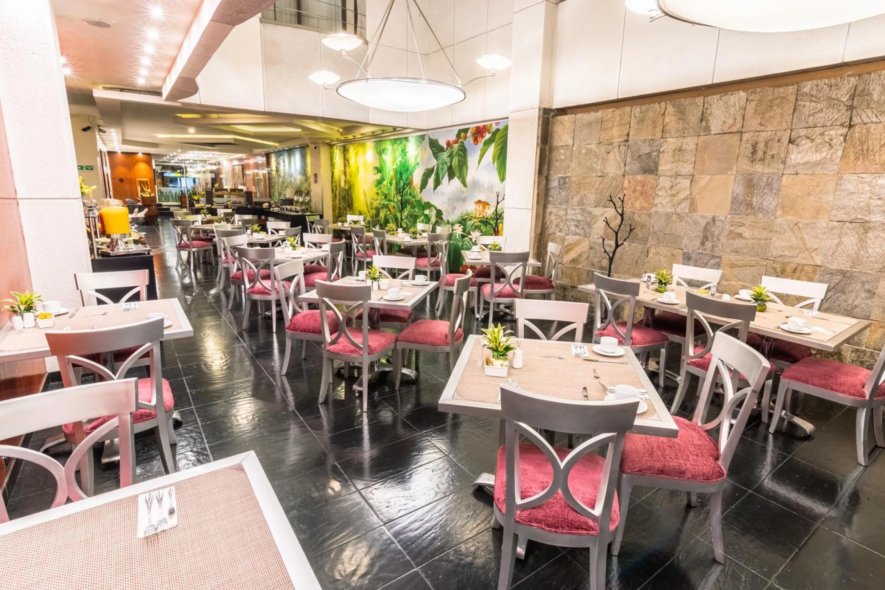 Restaurant/places to eat in GHL Hotel Abadia Plaza