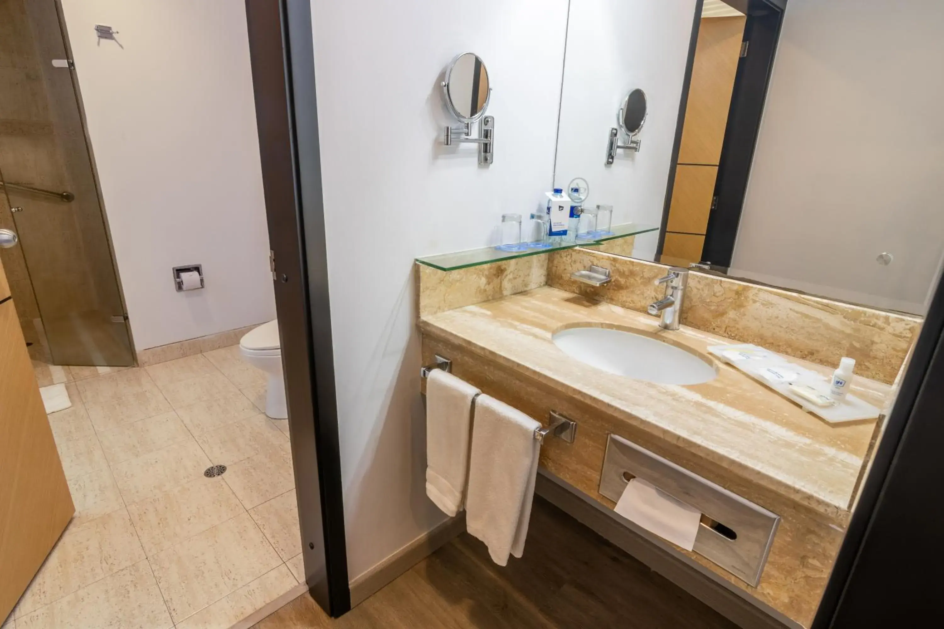 Bathroom in GHL Hotel Abadia Plaza Bathroom in GHL Hotel Abadia Plaza