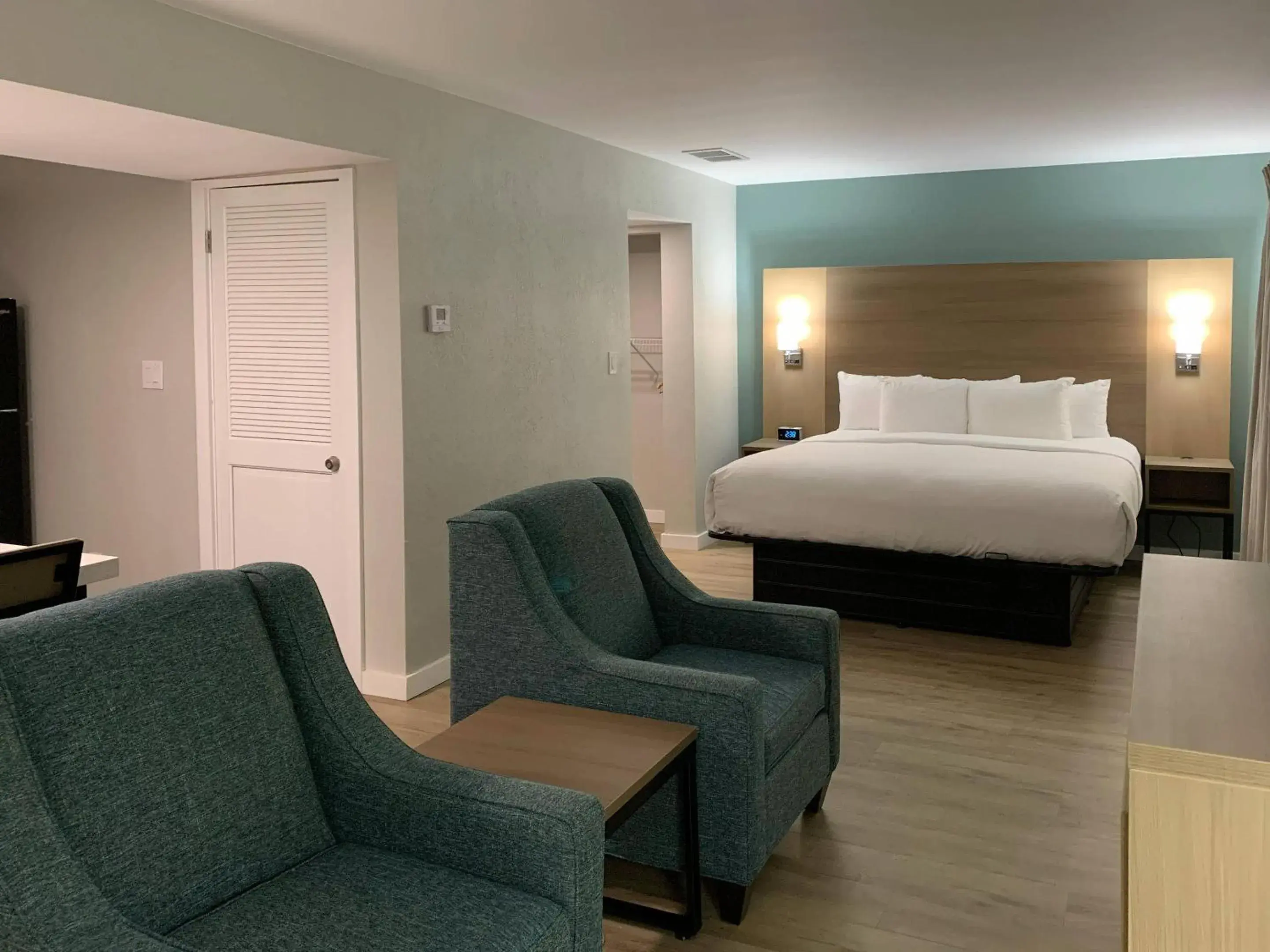 Bedroom, Bed in MainStay Suites Springfield South - Battlefield Rd Bedroom, Bed in MainStay Suites Springfield South - Battlefield Rd