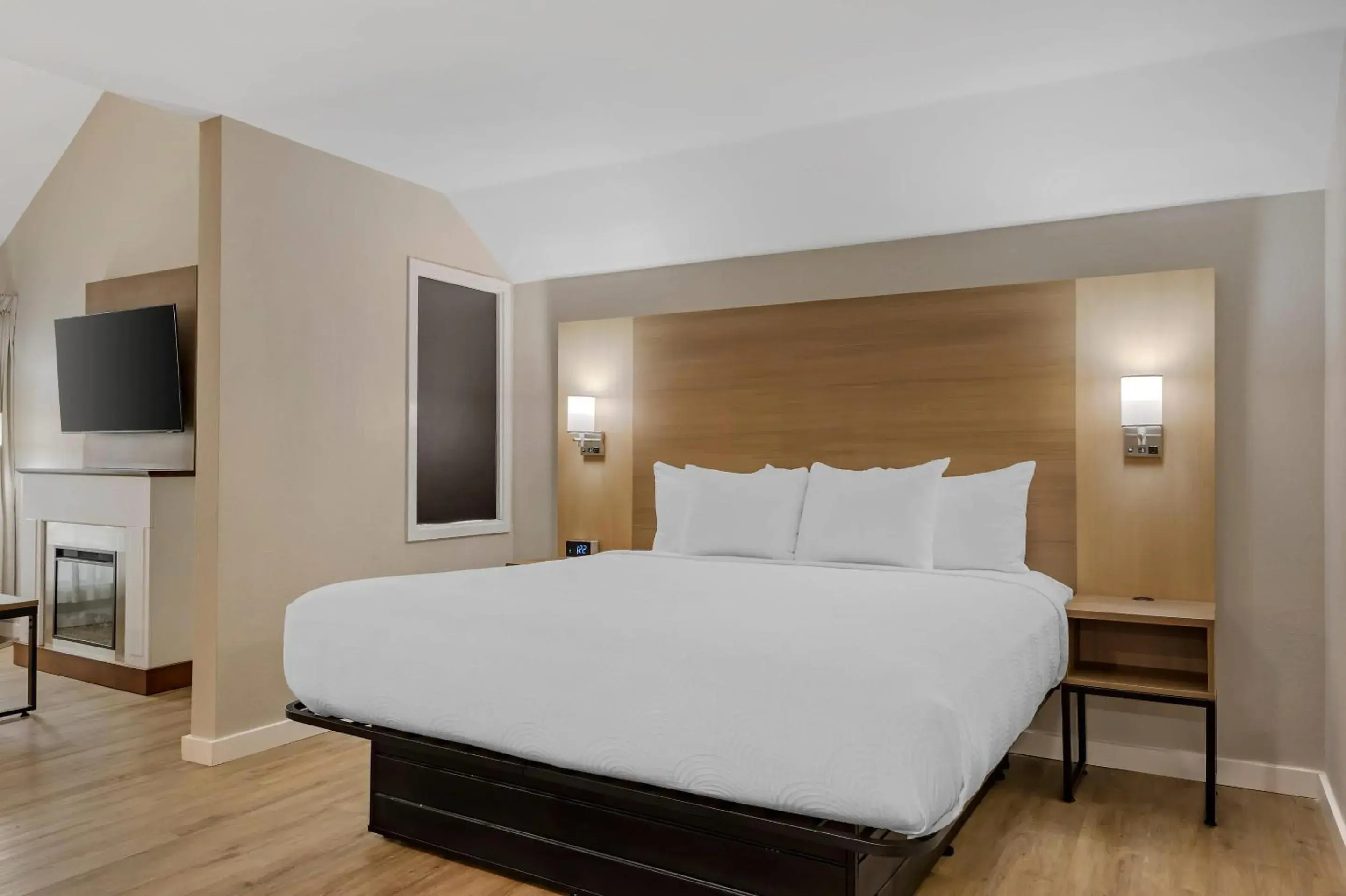 Bedroom, Bed in MainStay Suites Springfield South - Battlefield Rd Bedroom, Bed in MainStay Suites Springfield South - Battlefield Rd