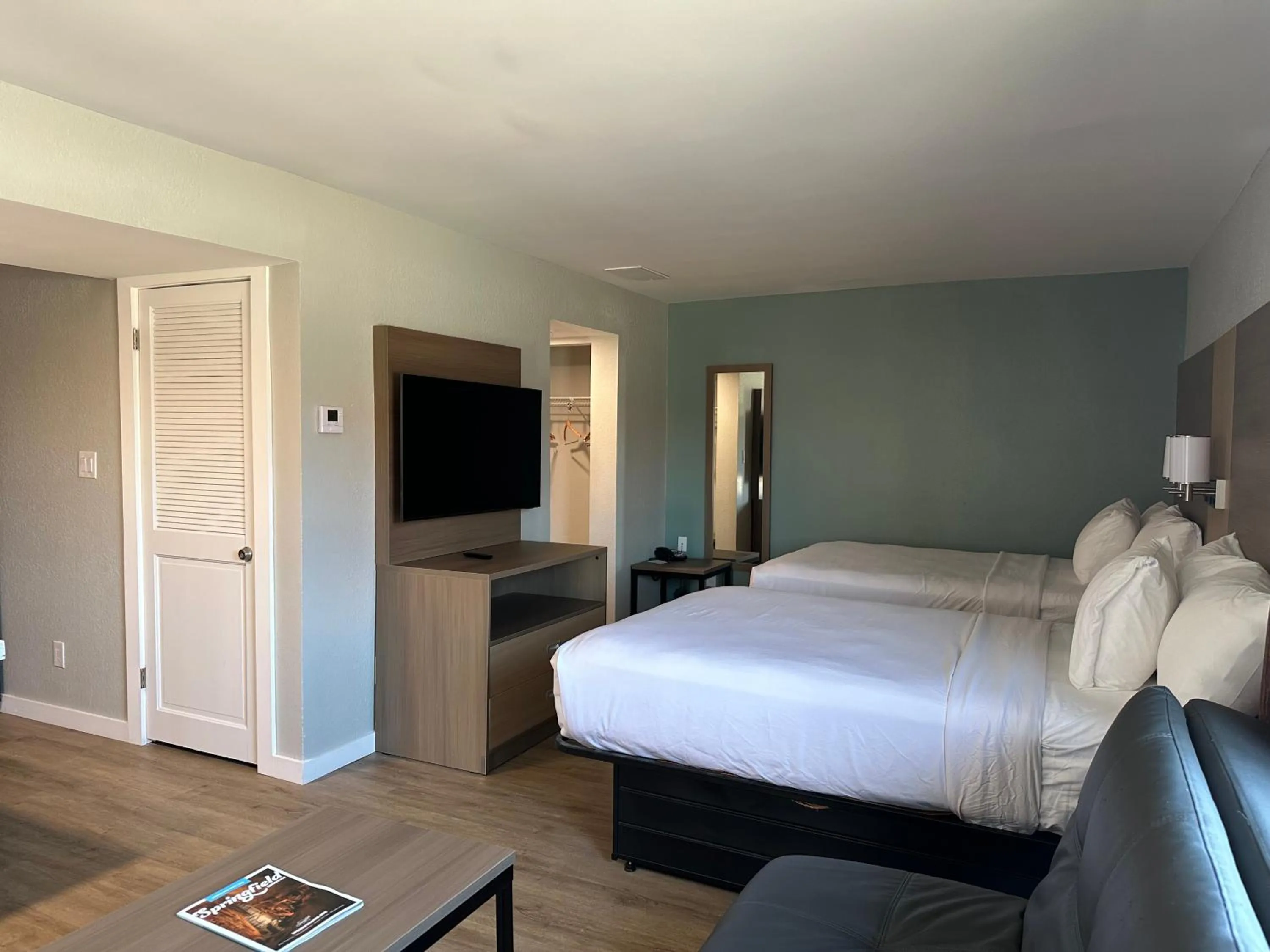 Bed in MainStay Suites Springfield South - Battlefield Rd