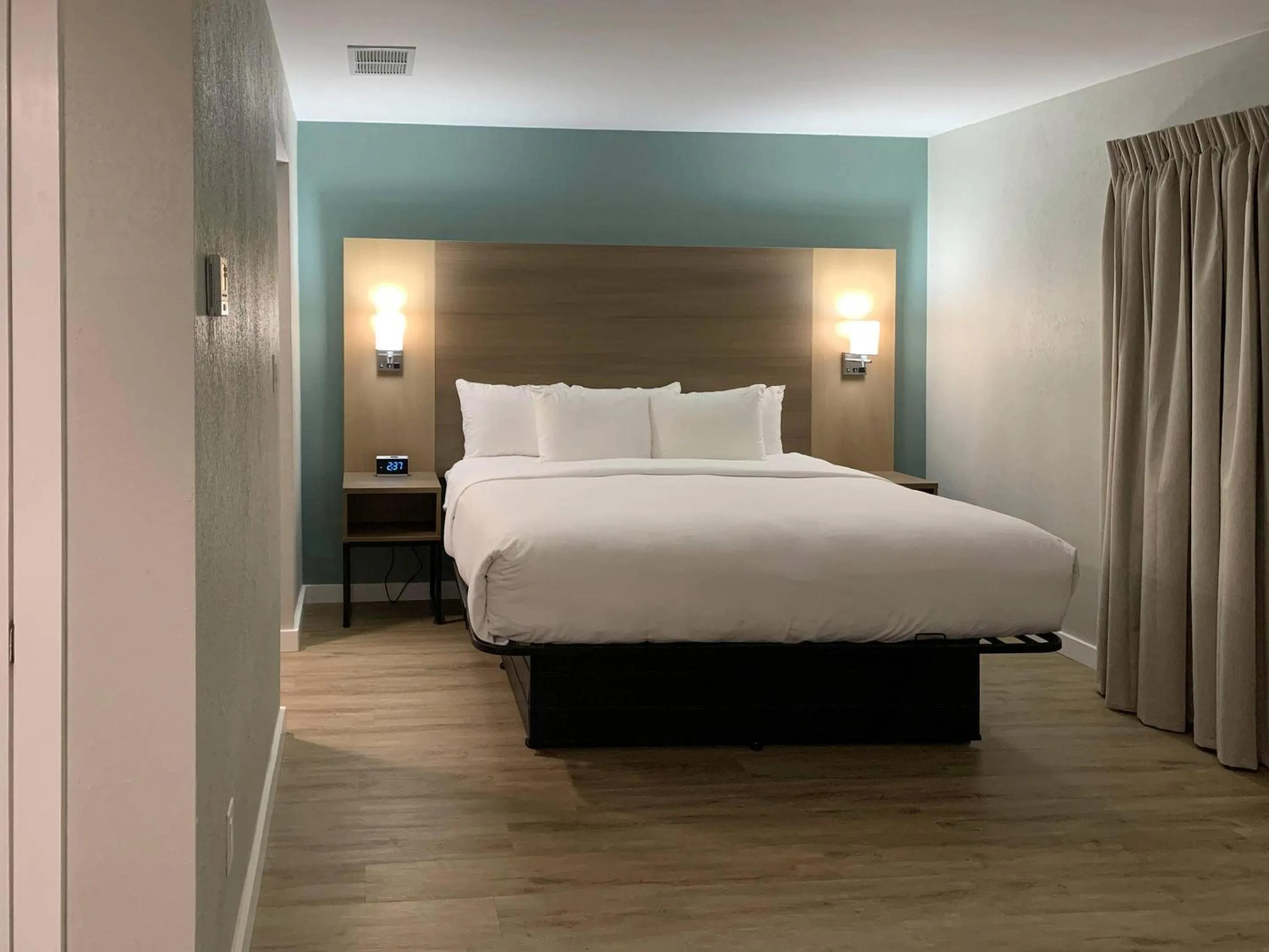 Bedroom, Bed in MainStay Suites Springfield South - Battlefield Rd