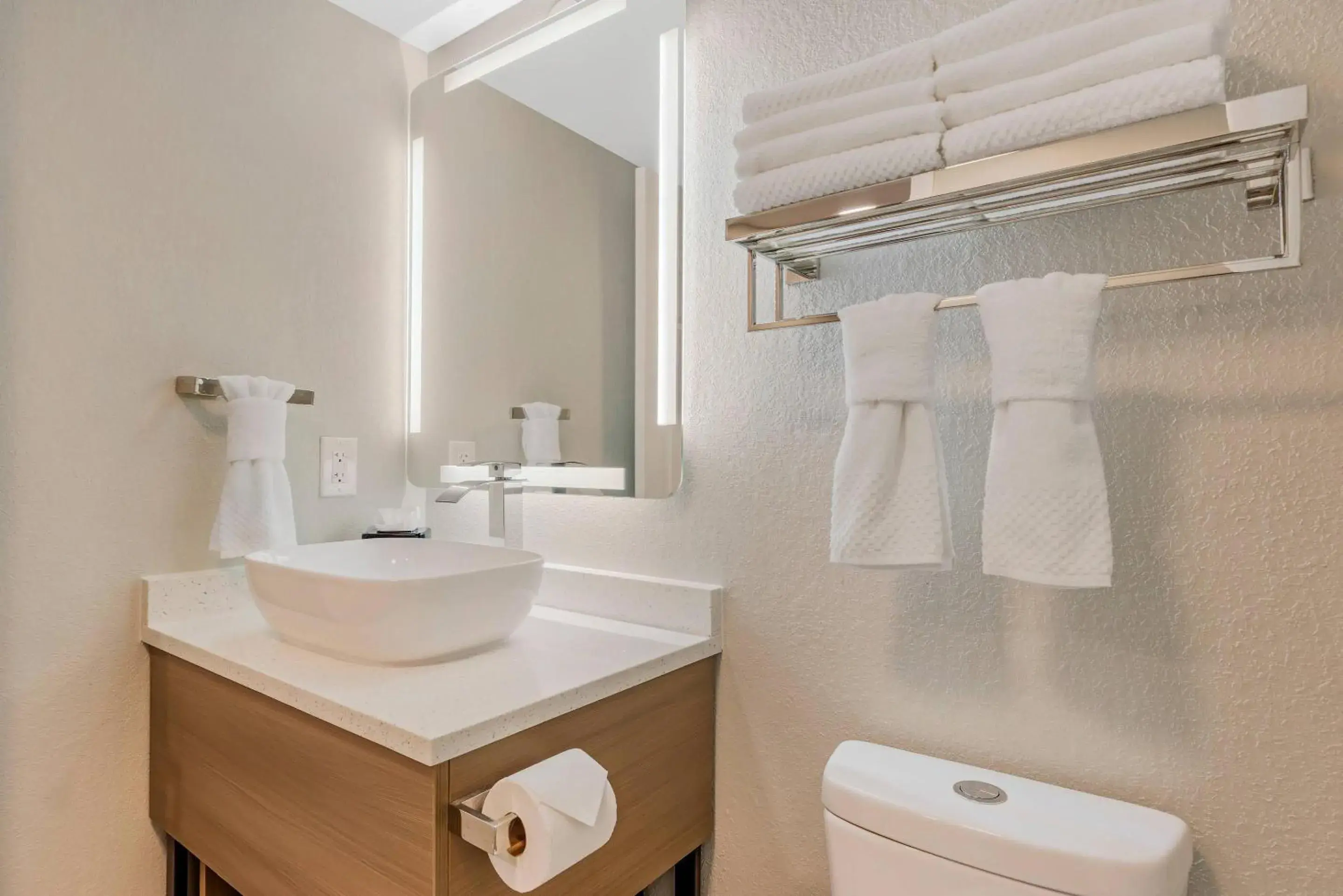 Bedroom in MainStay Suites Springfield South - Battlefield Rd Bedroom in MainStay Suites Springfield South - Battlefield Rd