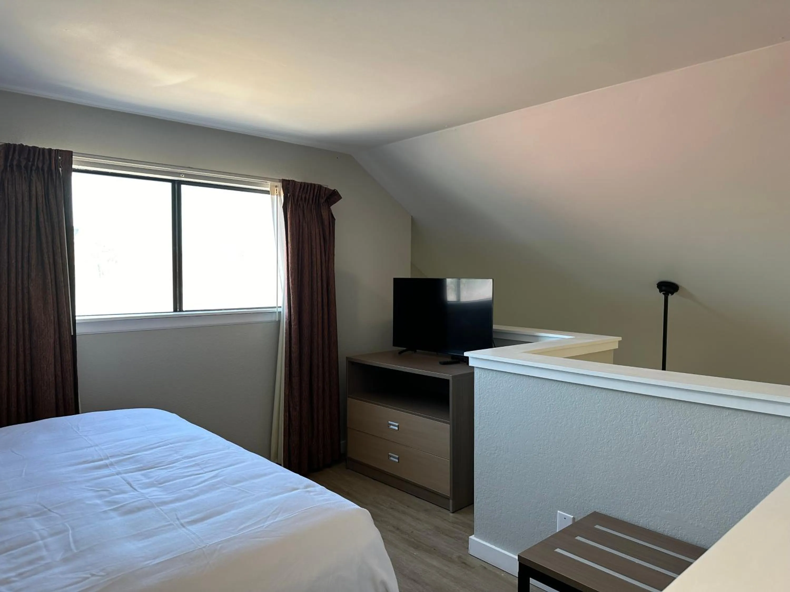 Bedroom, Bed in MainStay Suites Springfield South - Battlefield Rd