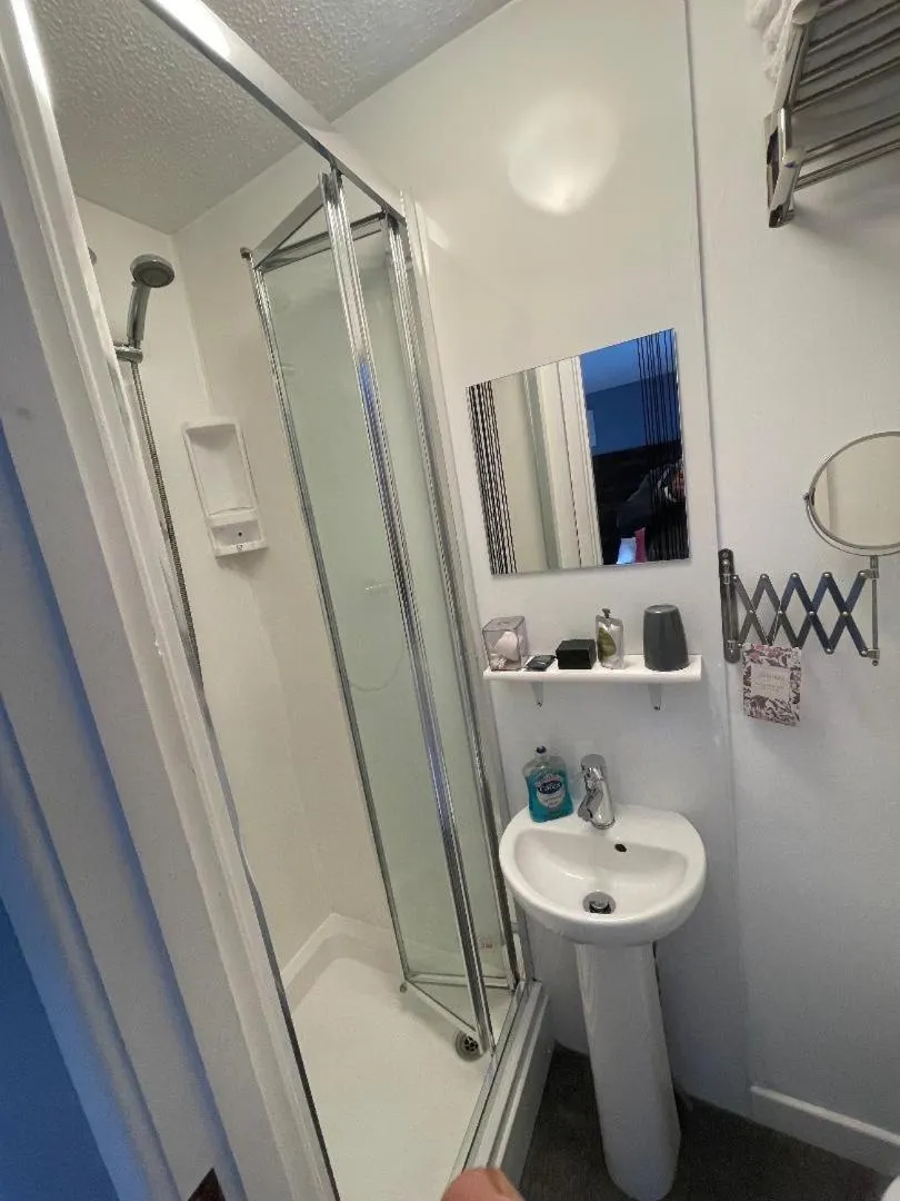 Bathroom in Skyline Guesthouse