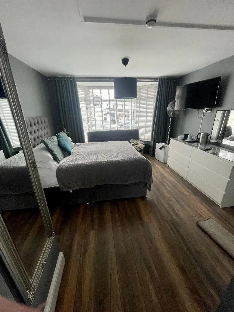 Bedroom, Bed in Skyline Guesthouse